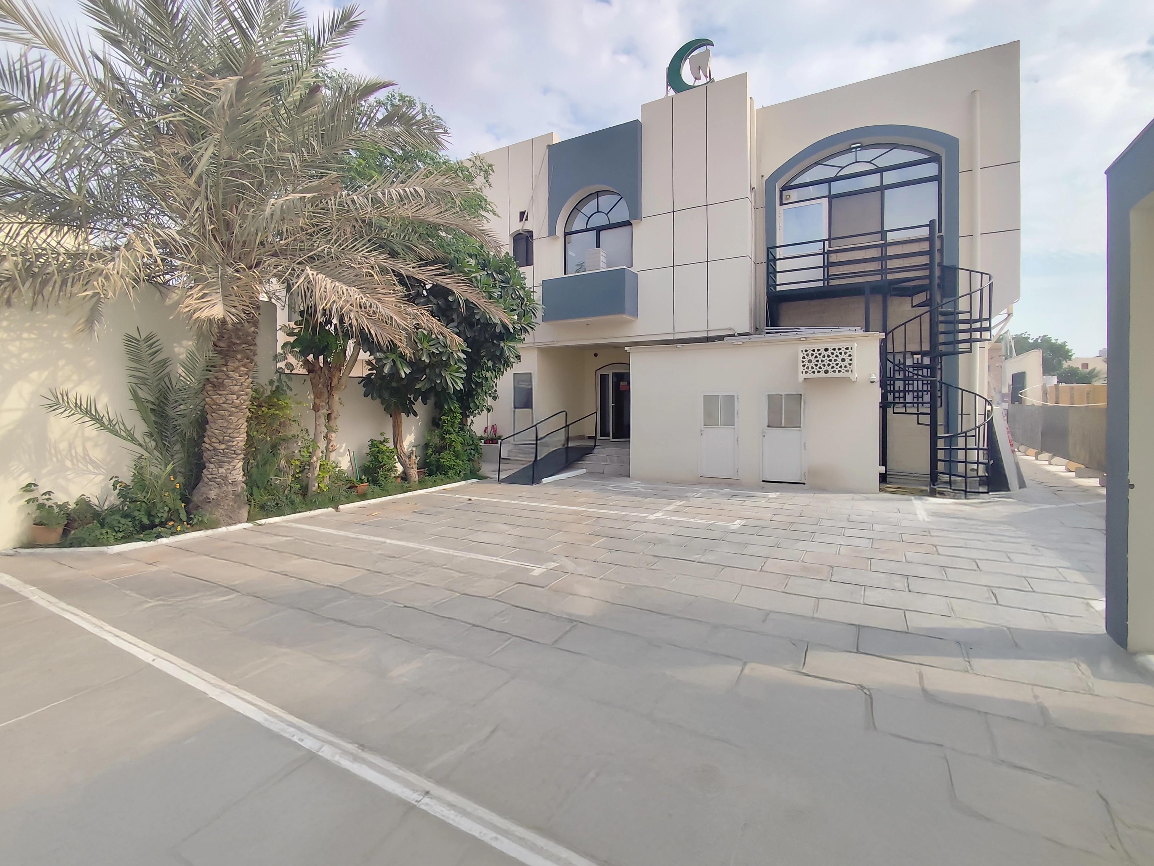 عيادة أسنان قائمة منذ 25 عامًا للبيع في الدوحة