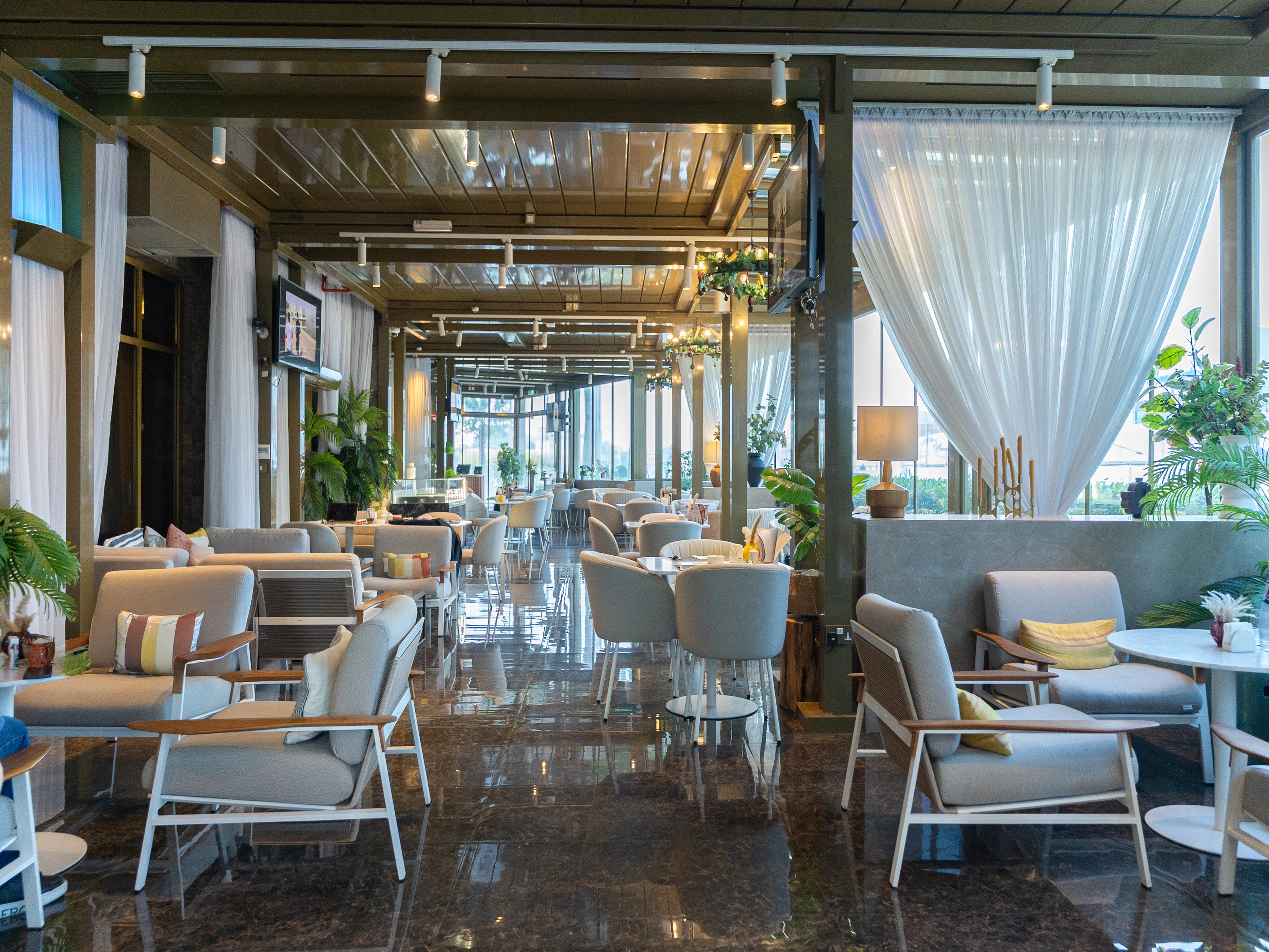 فرصة مطعم أيقونية في قلب ويست باي داخل فندق خمس نجوم | تراس واسع | مدخل من الشارع ومن داخل الفندق