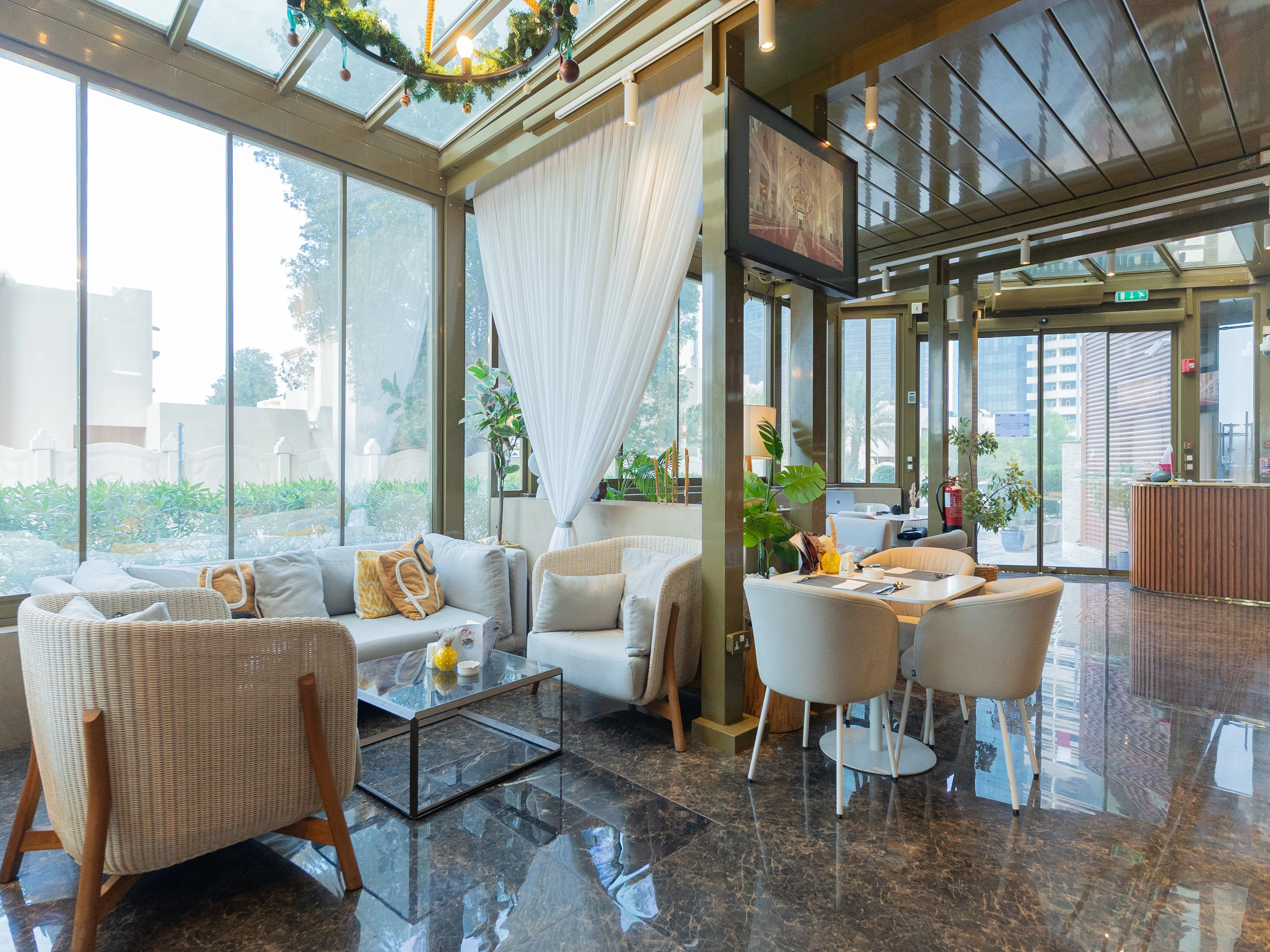 فرصة مطعم أيقونية في قلب ويست باي داخل فندق خمس نجوم | تراس واسع | مدخل من الشارع ومن داخل الفندق