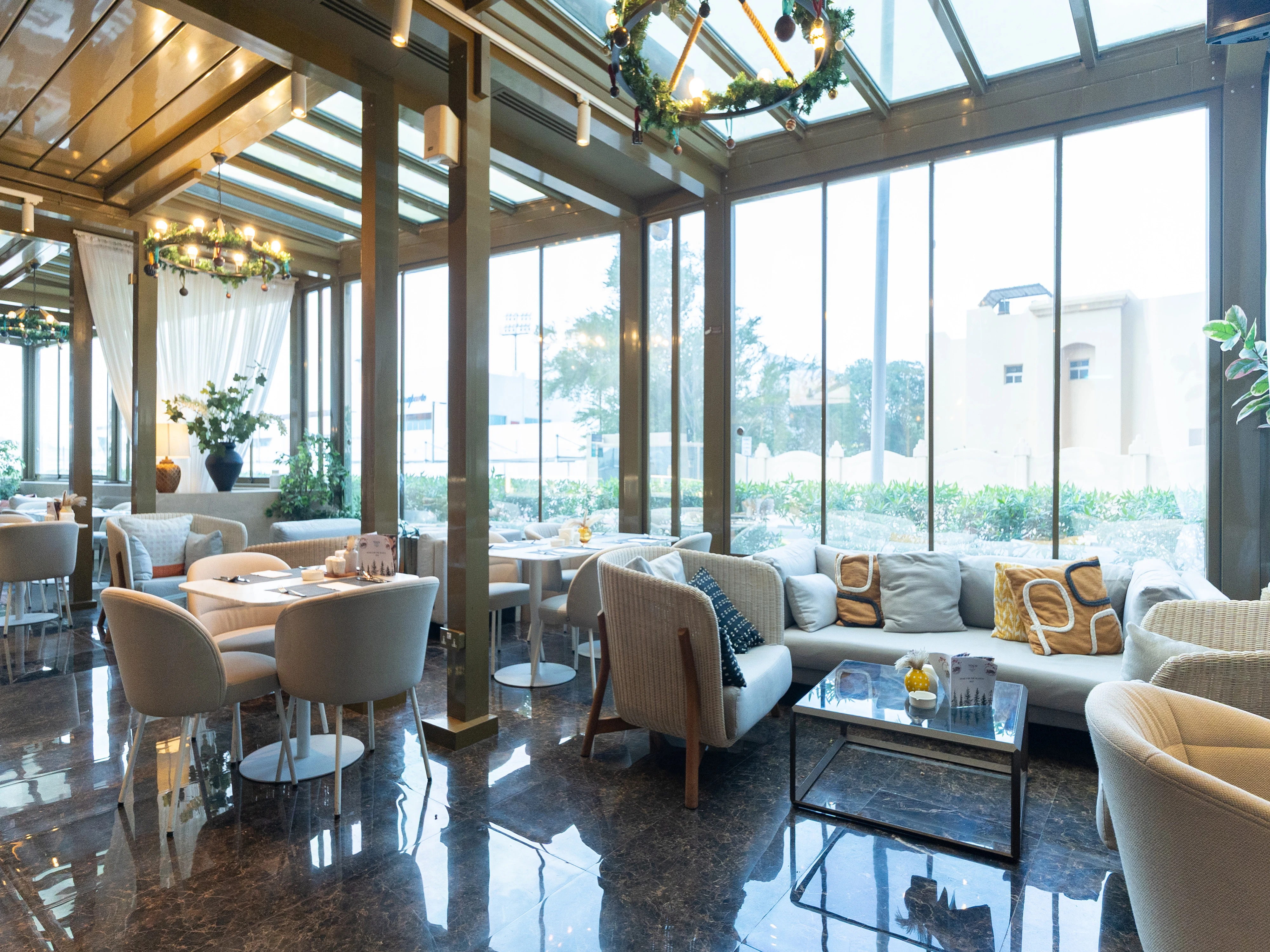 فرصة مطعم أيقونية في قلب ويست باي داخل فندق خمس نجوم | تراس واسع | مدخل من الشارع ومن داخل الفندق