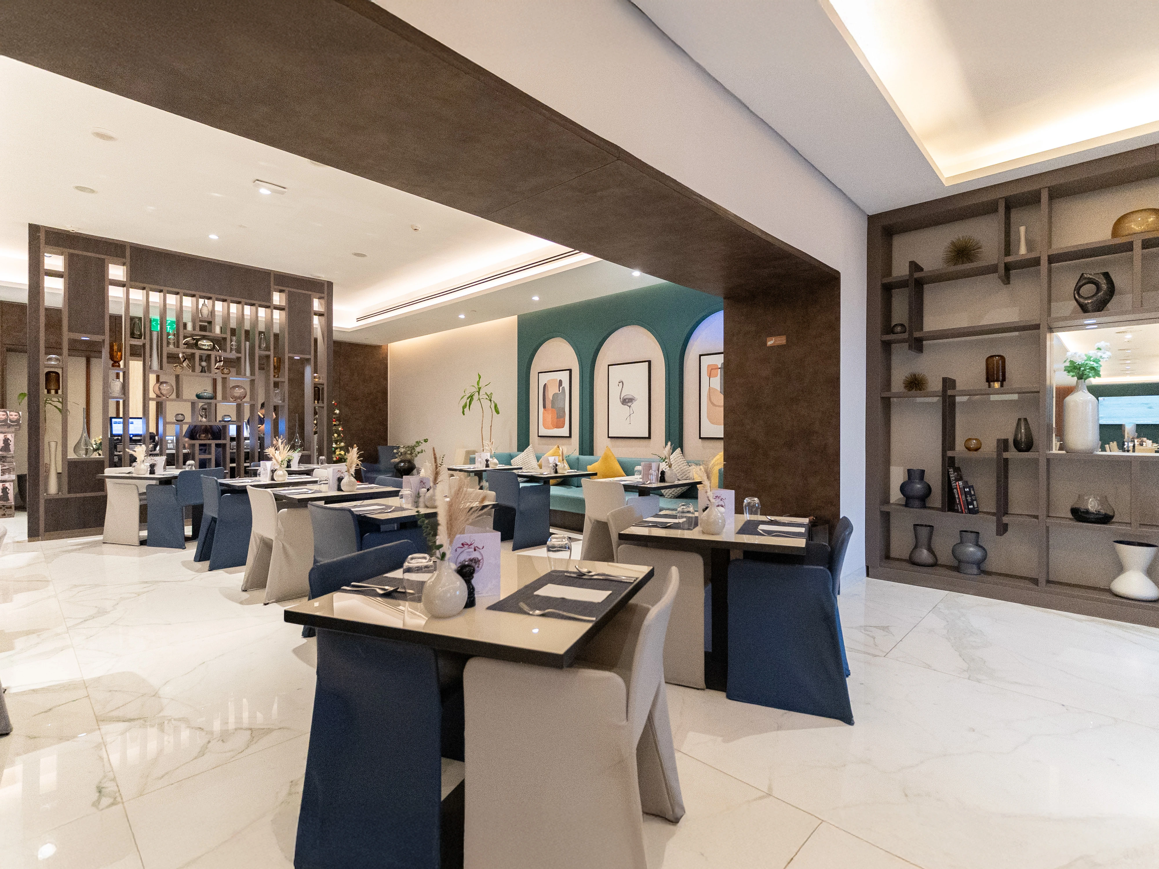 فرصة مطعم أيقونية في قلب ويست باي داخل فندق خمس نجوم | تراس واسع | مدخل من الشارع ومن داخل الفندق