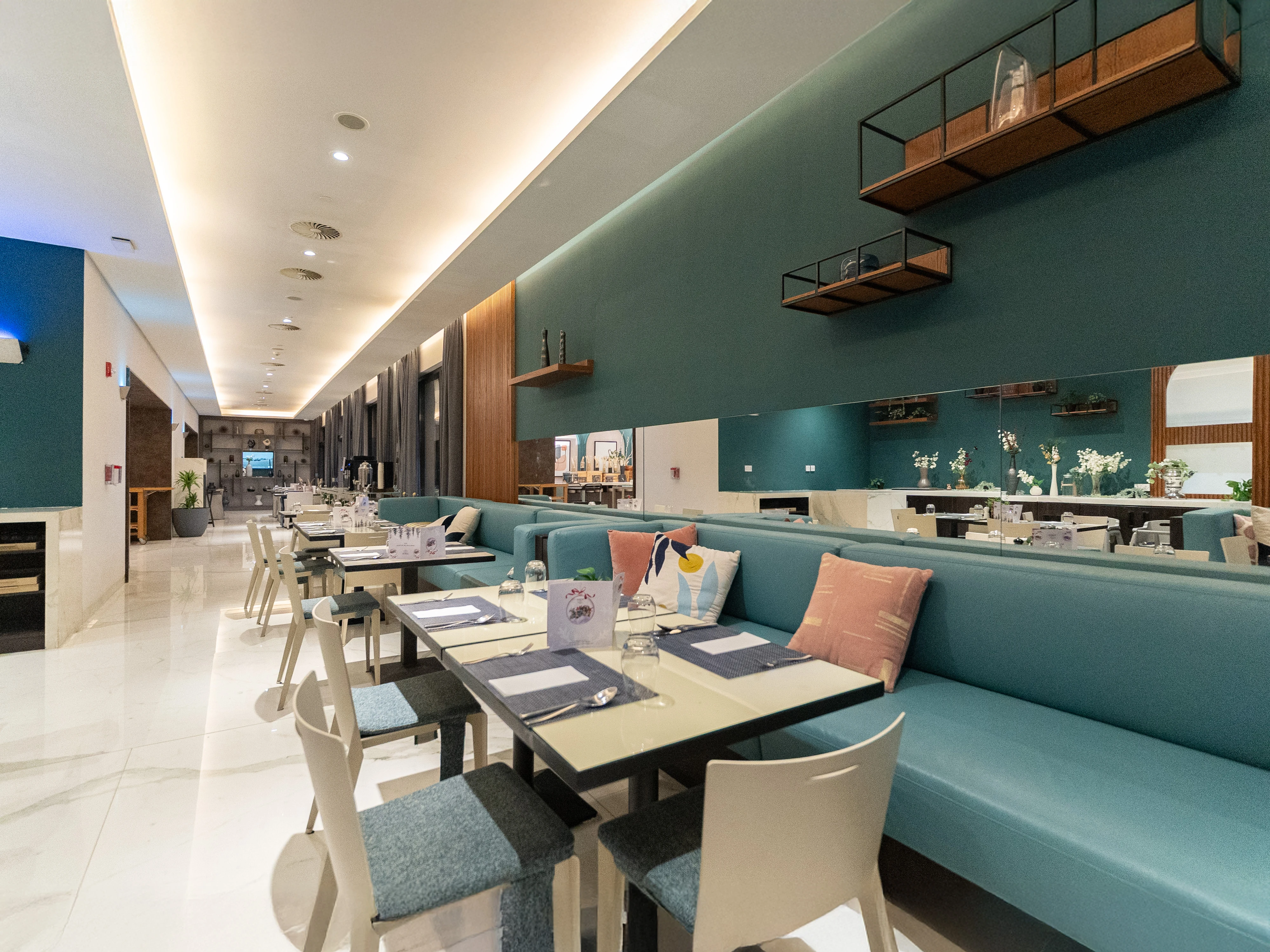 فرصة مطعم أيقونية في قلب ويست باي داخل فندق خمس نجوم | تراس واسع | مدخل من الشارع ومن داخل الفندق