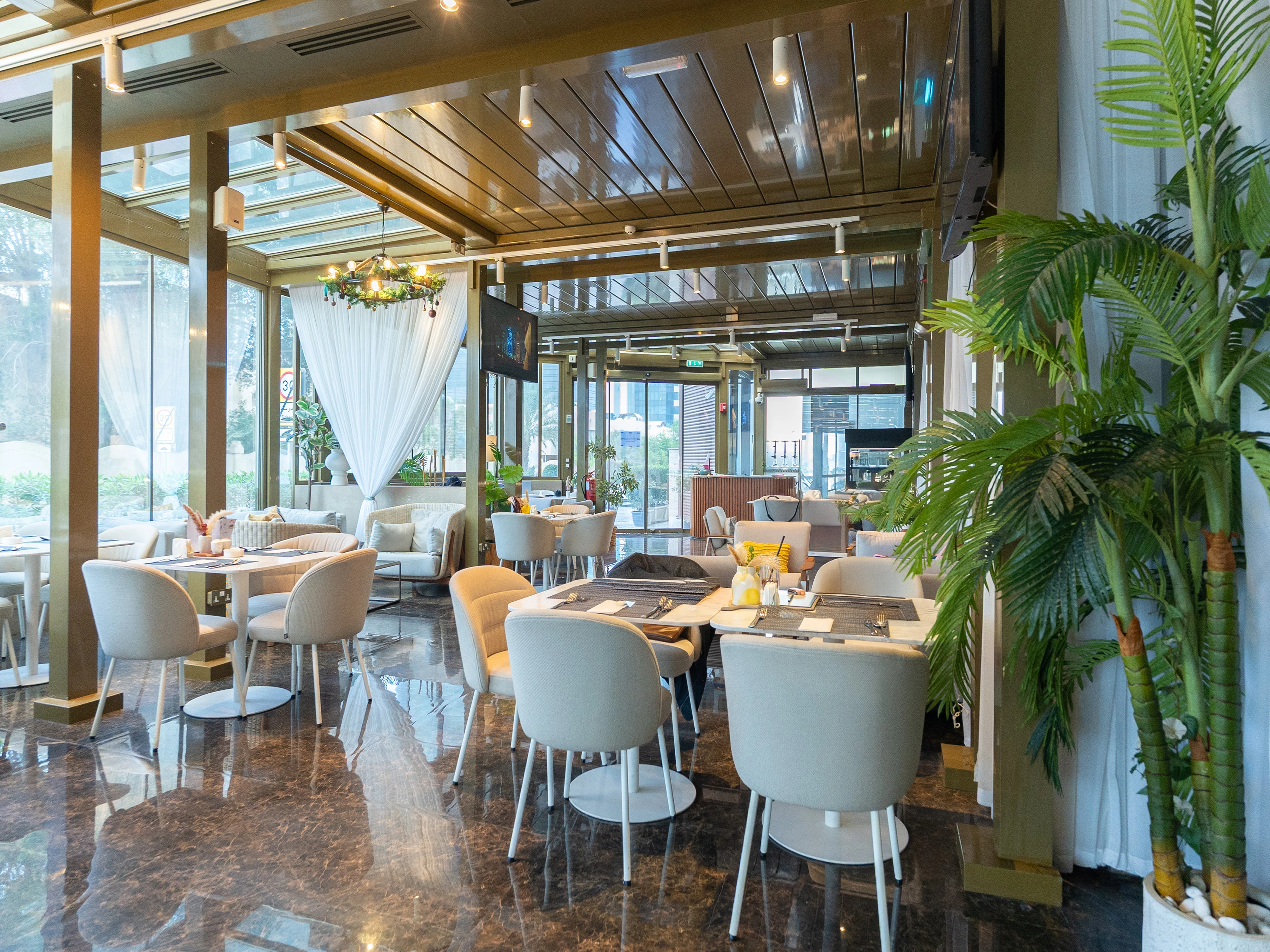 فرصة مطعم أيقونية في قلب ويست باي داخل فندق خمس نجوم | تراس واسع | مدخل من الشارع ومن داخل الفندق