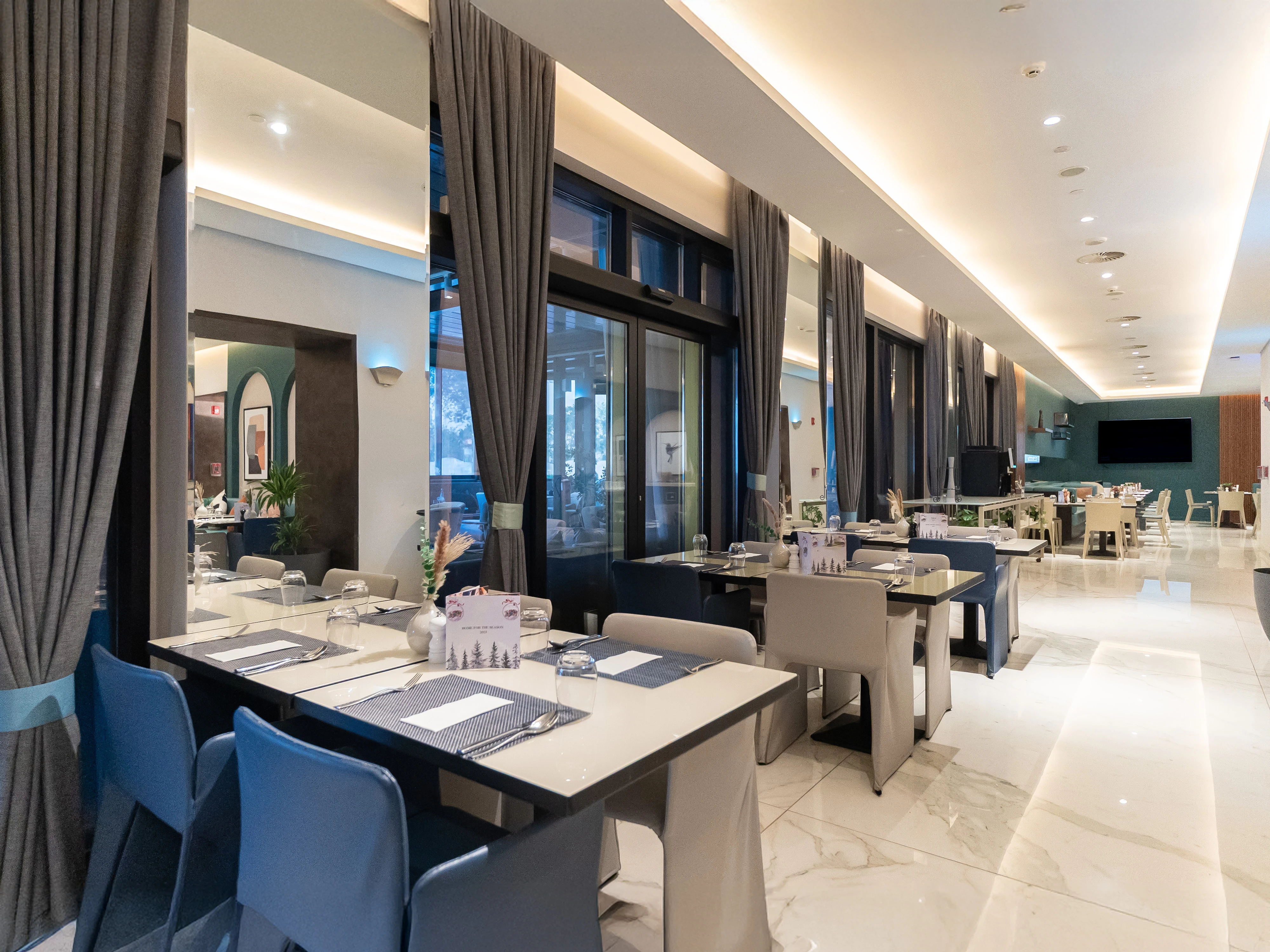 فرصة مطعم أيقونية في قلب ويست باي داخل فندق خمس نجوم | تراس واسع | مدخل من الشارع ومن داخل الفندق