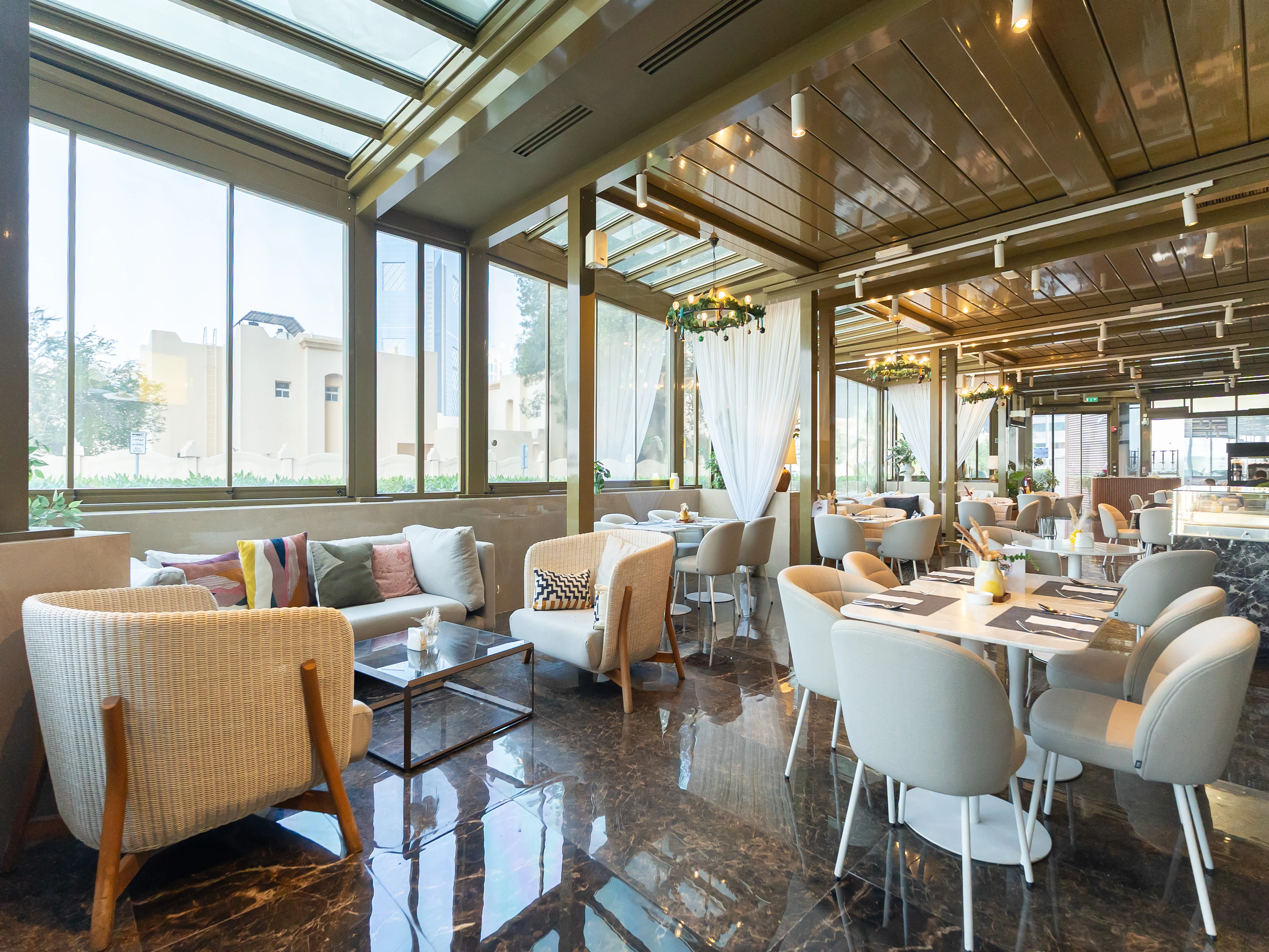 فرصة مطعم أيقونية في قلب ويست باي داخل فندق خمس نجوم | تراس واسع | مدخل من الشارع ومن داخل الفندق