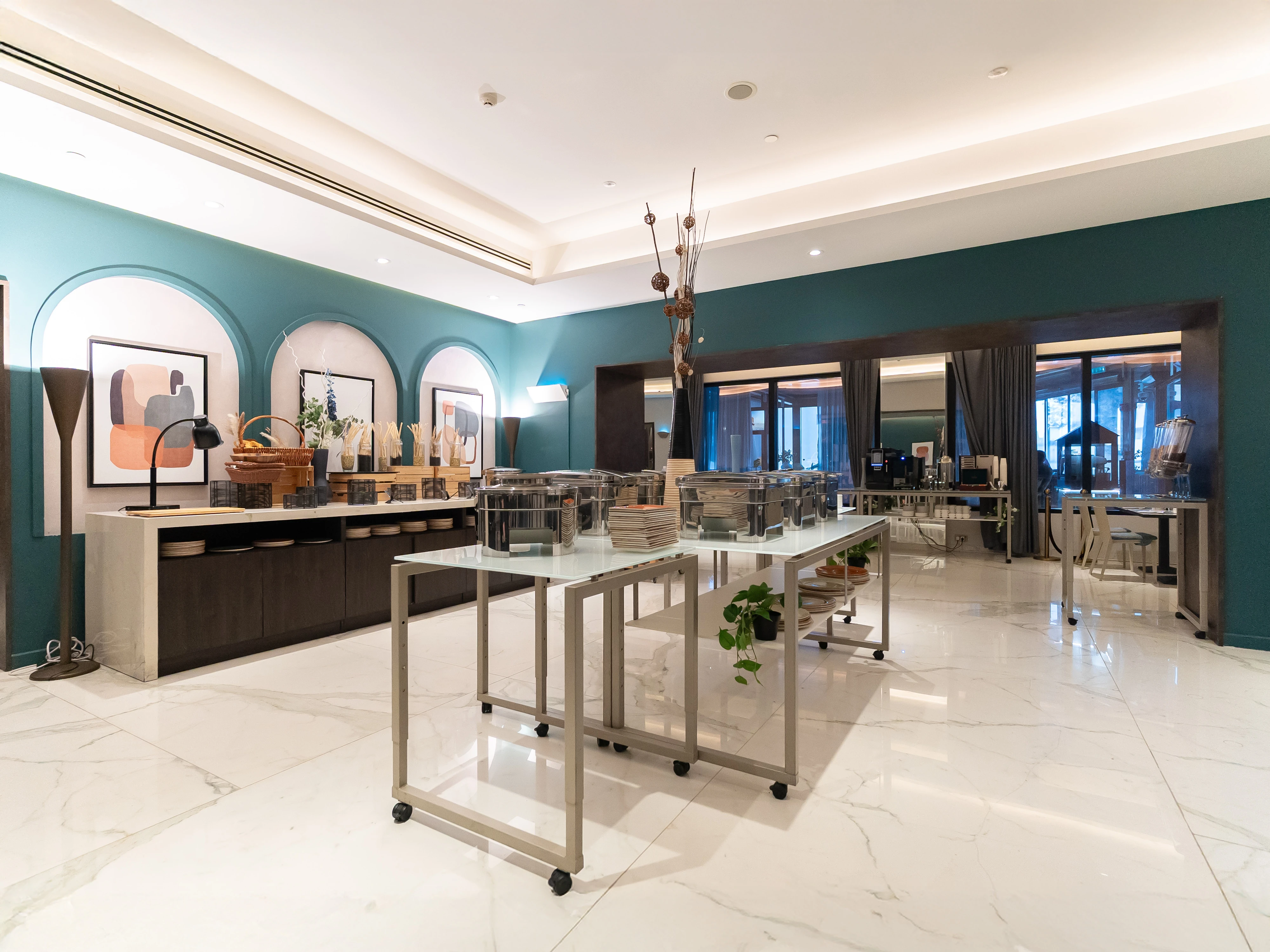 فرصة مطعم أيقونية في قلب ويست باي داخل فندق خمس نجوم | تراس واسع | مدخل من الشارع ومن داخل الفندق