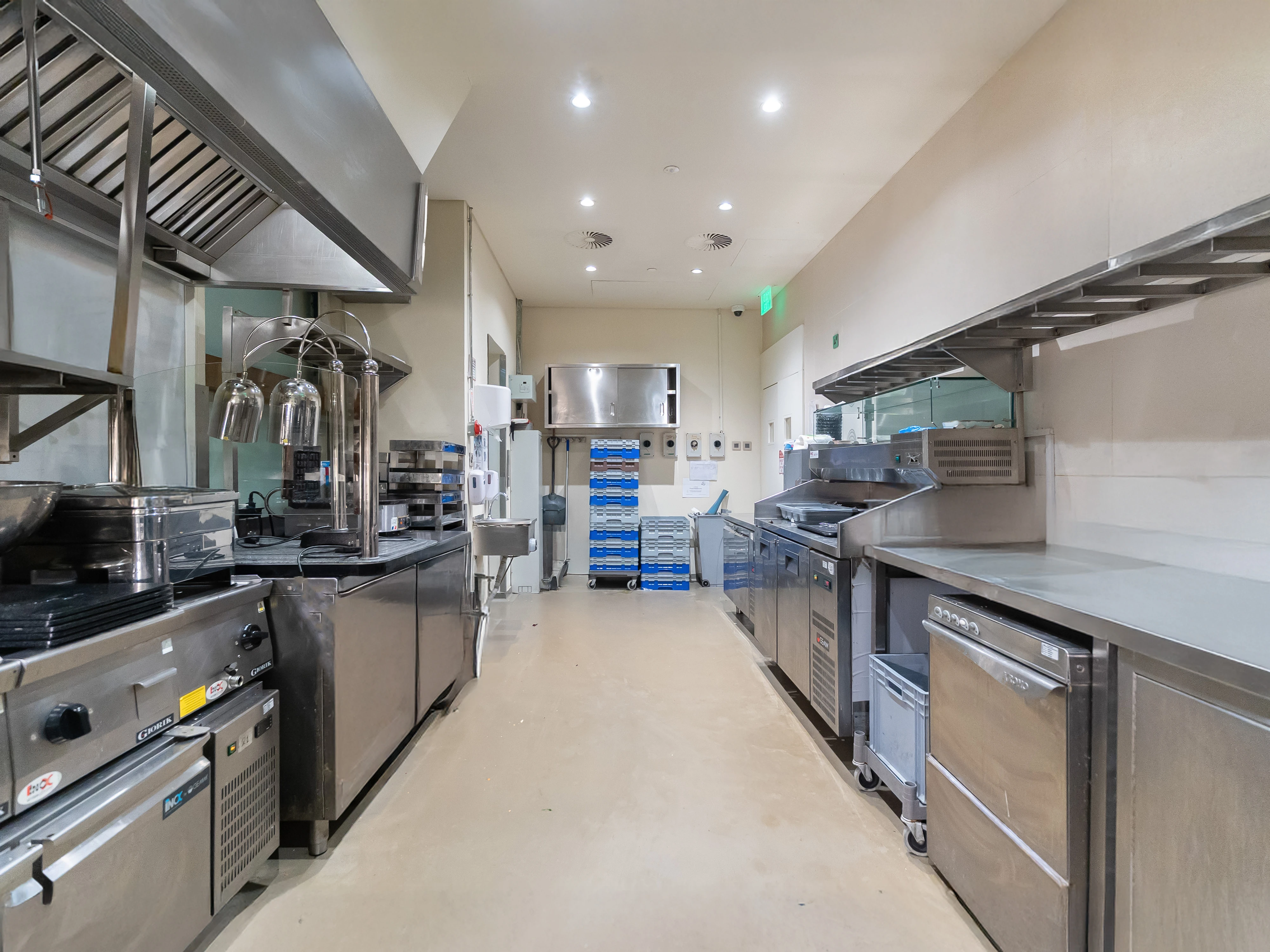 فرصة مطعم أيقونية في قلب ويست باي داخل فندق خمس نجوم | تراس واسع | مدخل من الشارع ومن داخل الفندق