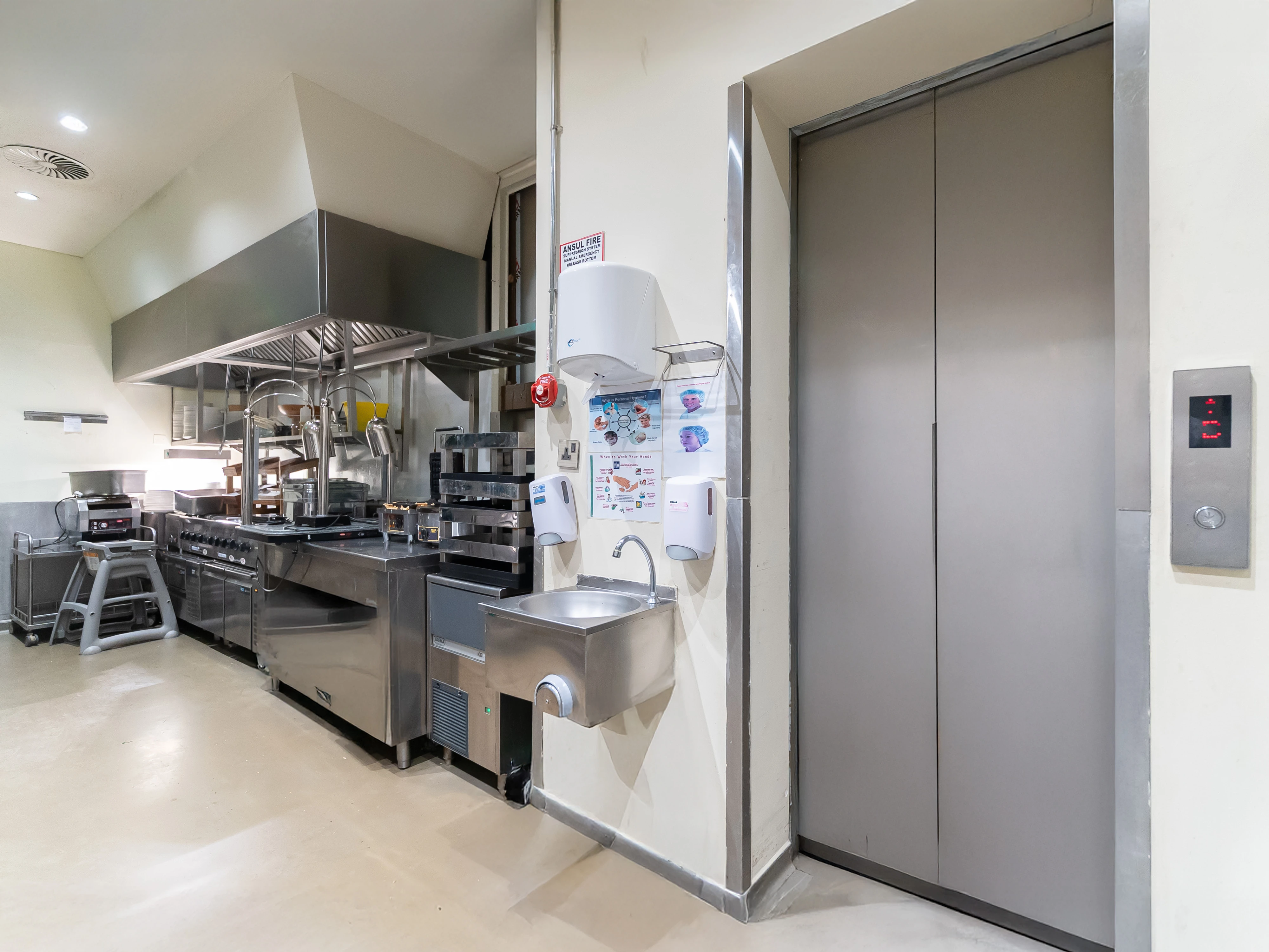 فرصة مطعم أيقونية في قلب ويست باي داخل فندق خمس نجوم | تراس واسع | مدخل من الشارع ومن داخل الفندق