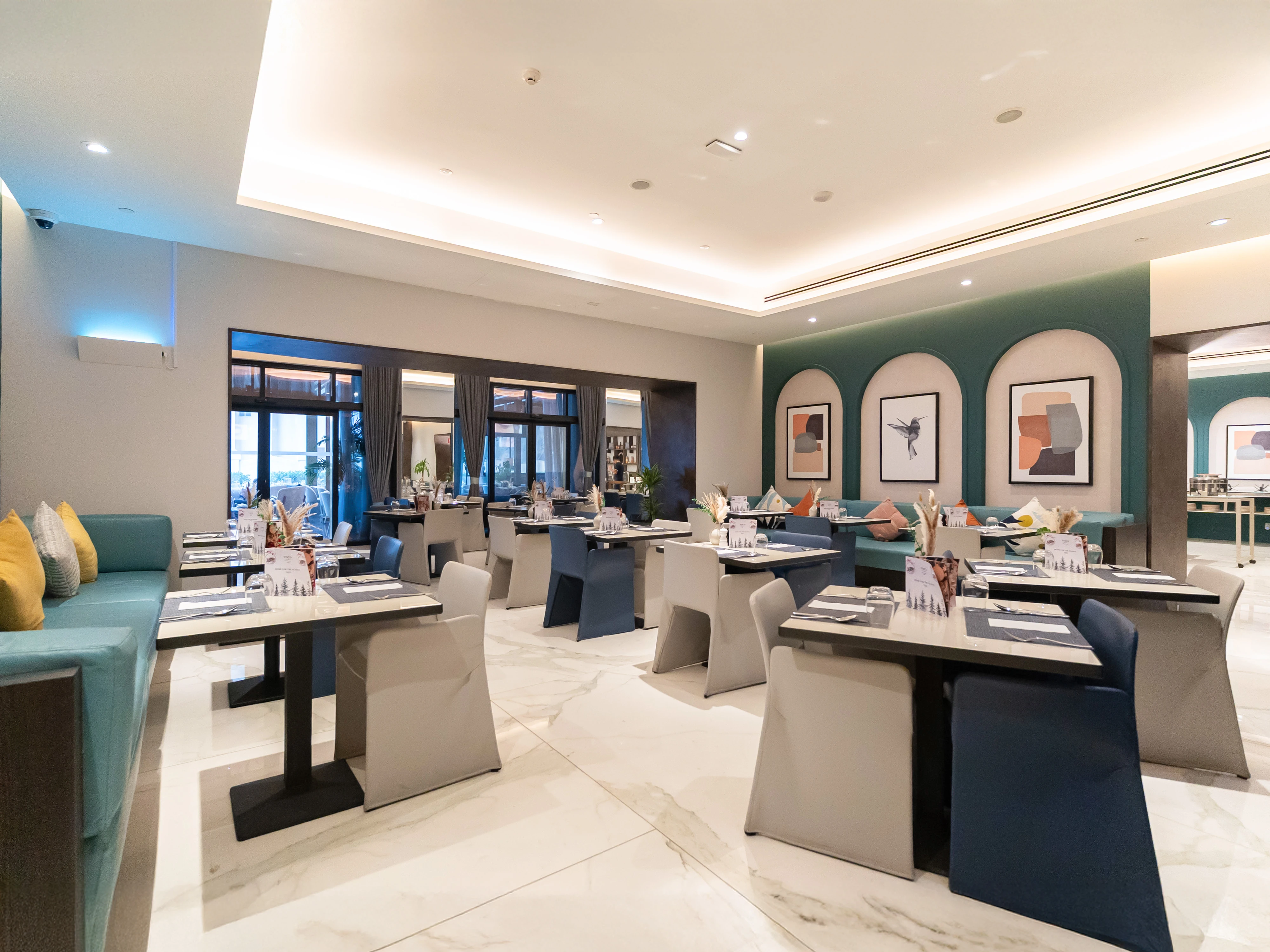 فرصة مطعم أيقونية في قلب ويست باي داخل فندق خمس نجوم | تراس واسع | مدخل من الشارع ومن داخل الفندق