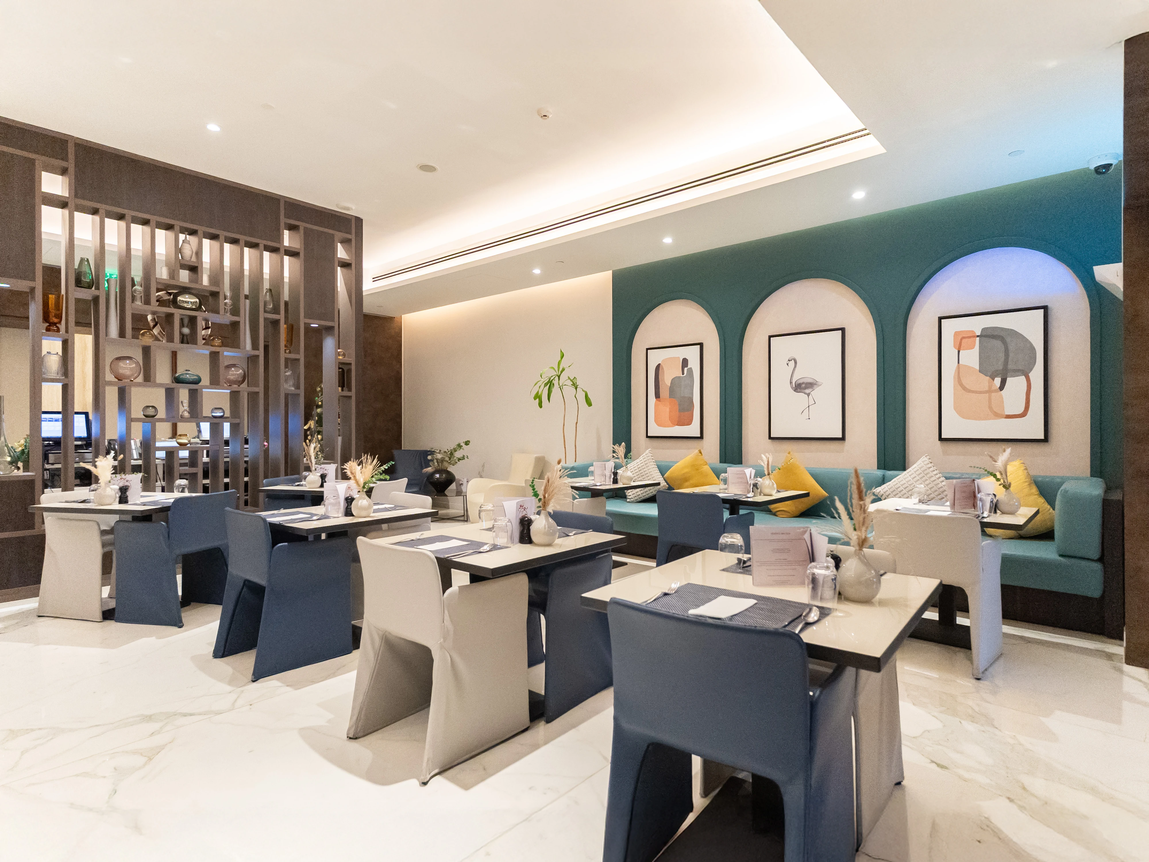 فرصة مطعم أيقونية في قلب ويست باي داخل فندق خمس نجوم | تراس واسع | مدخل من الشارع ومن داخل الفندق