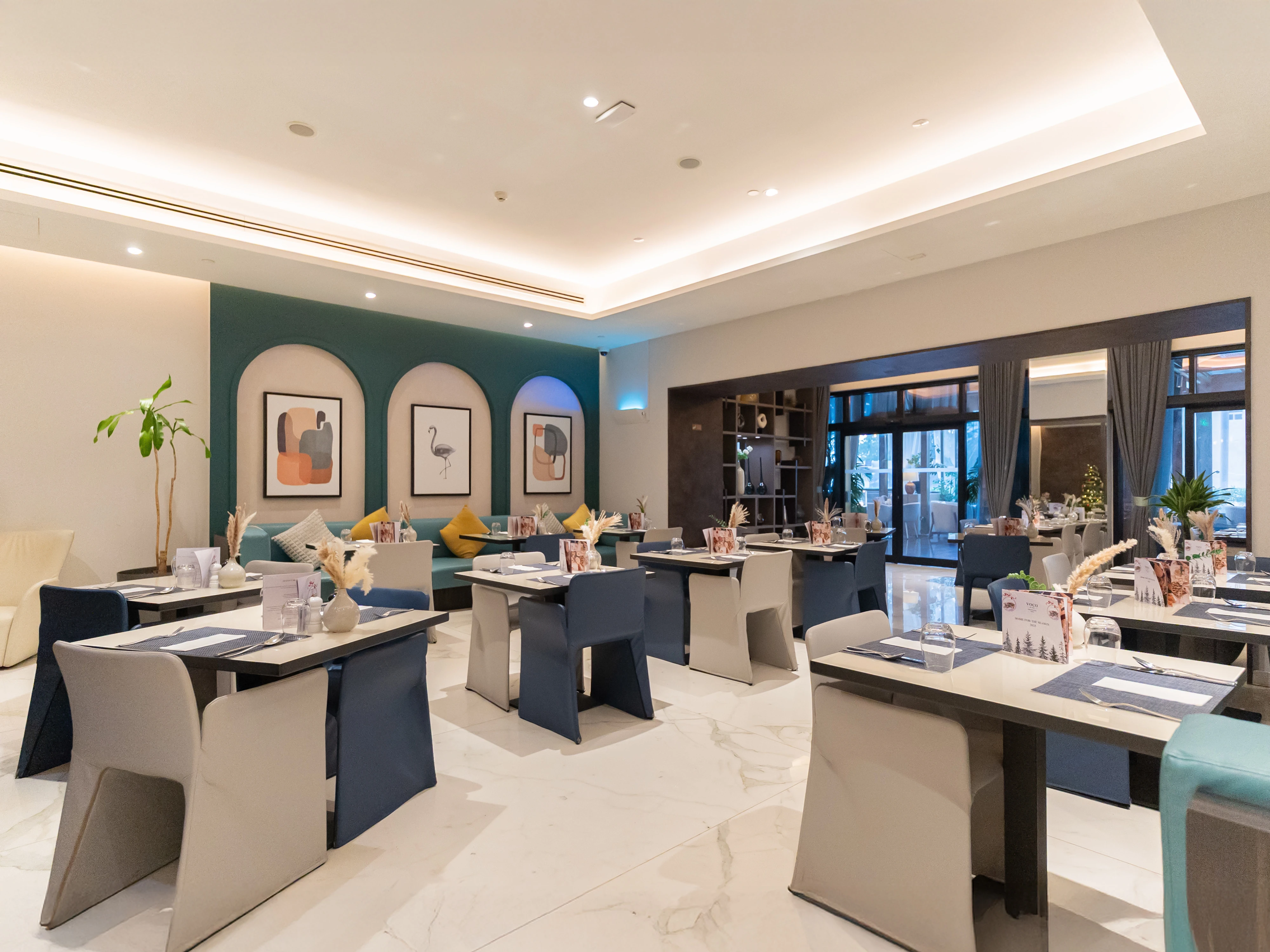 فرصة مطعم أيقونية في قلب ويست باي داخل فندق خمس نجوم | تراس واسع | مدخل من الشارع ومن داخل الفندق