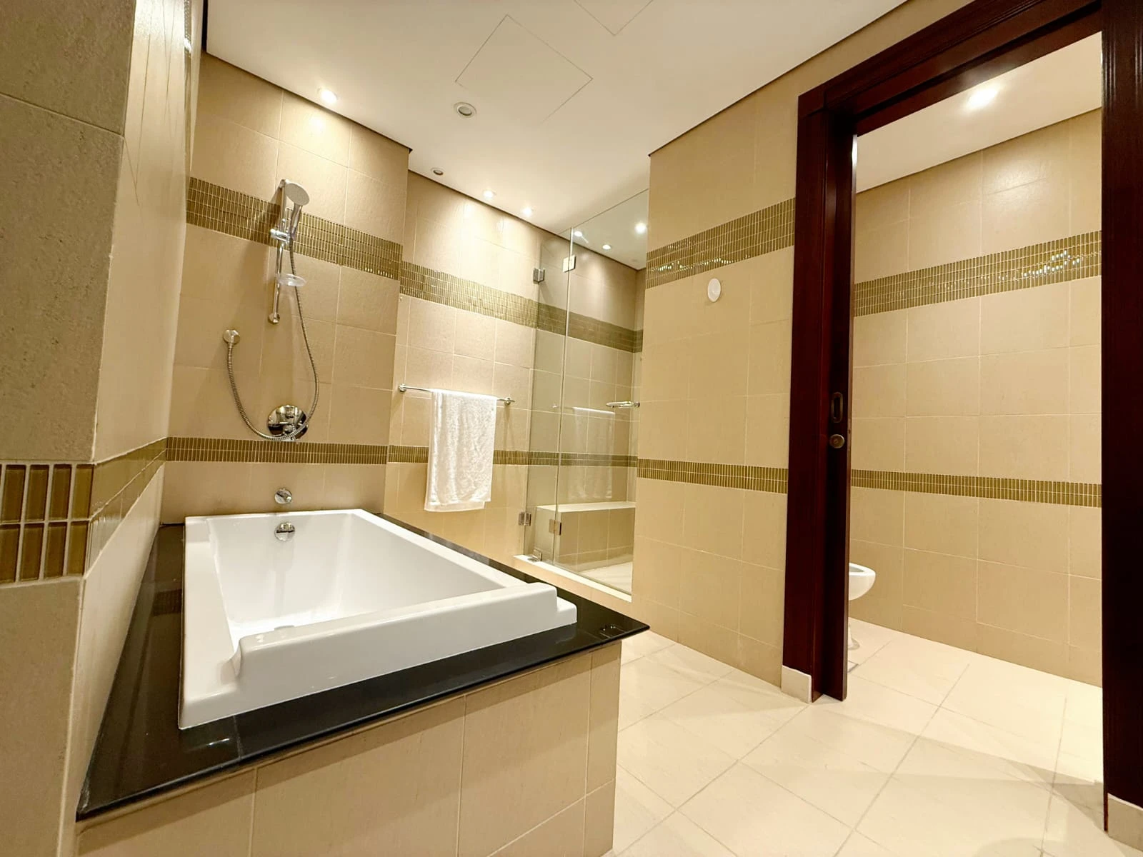 تاون هاوس فاخر بغرفتي نوم ماستر مطل على المارينا مع شرفة | بورتو أرابيا