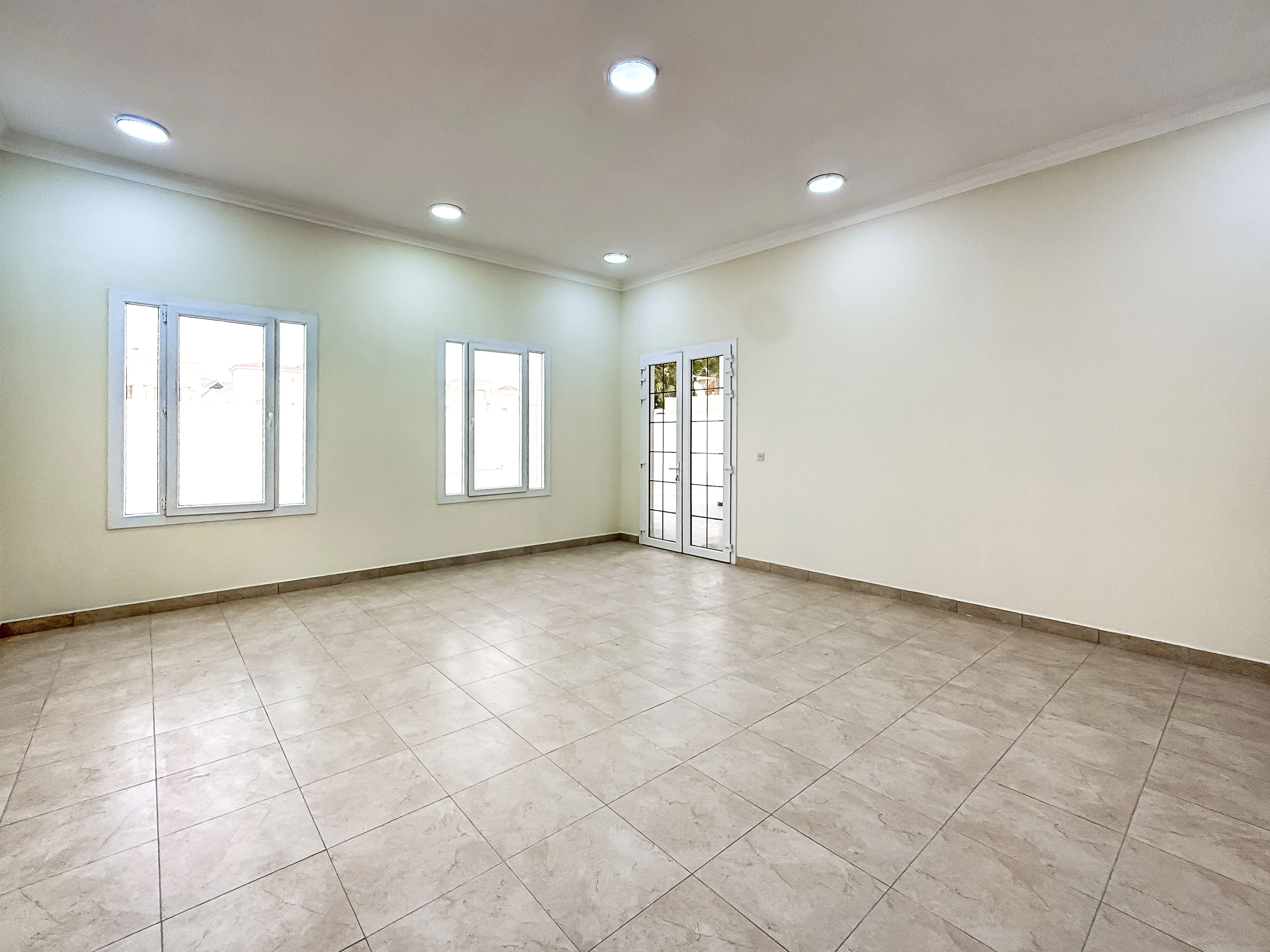 يلا تجارية فاخرة مخصصة لروضة أطفال | عين خالد