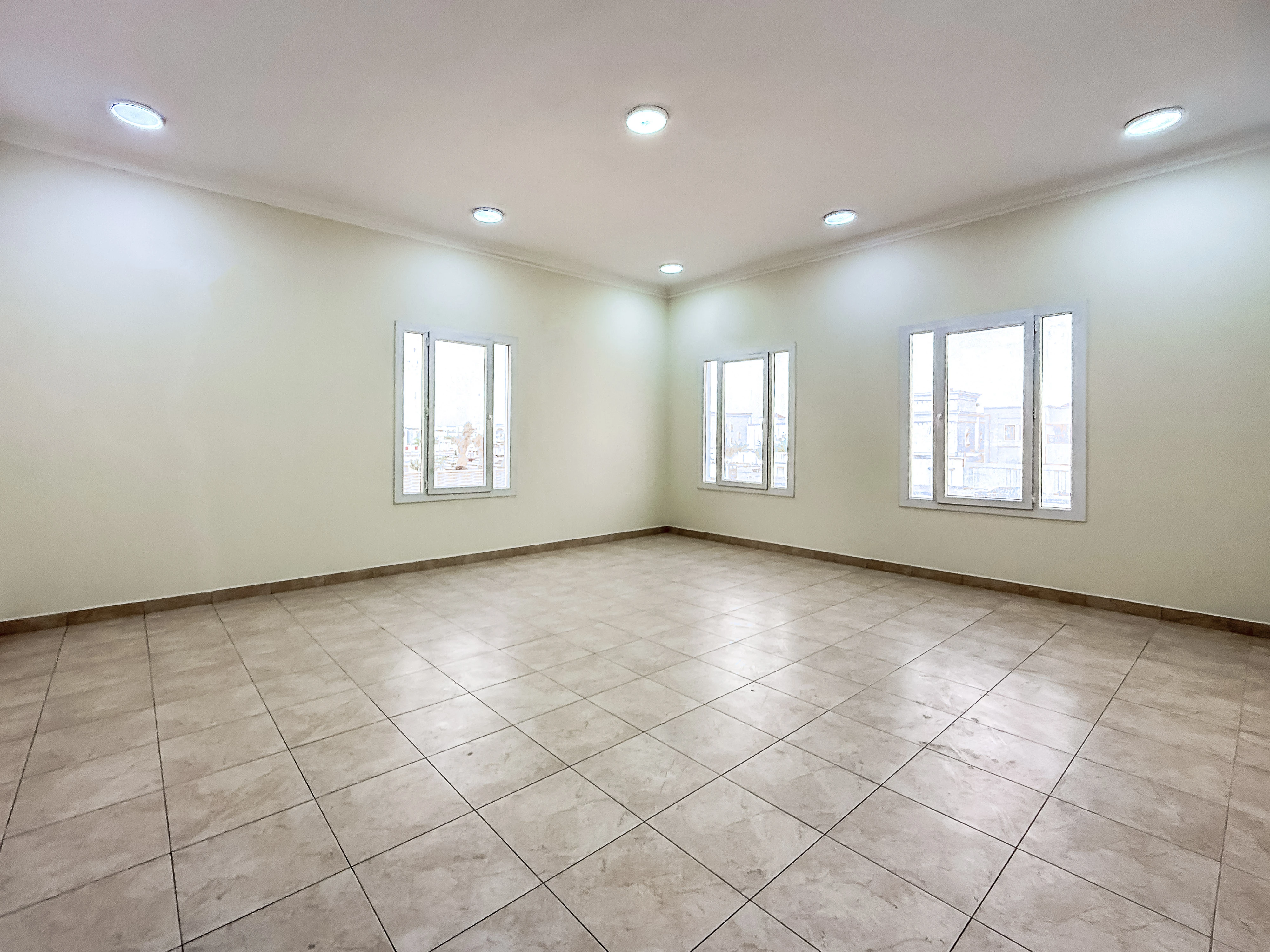 يلا تجارية فاخرة مخصصة لروضة أطفال | عين خالد