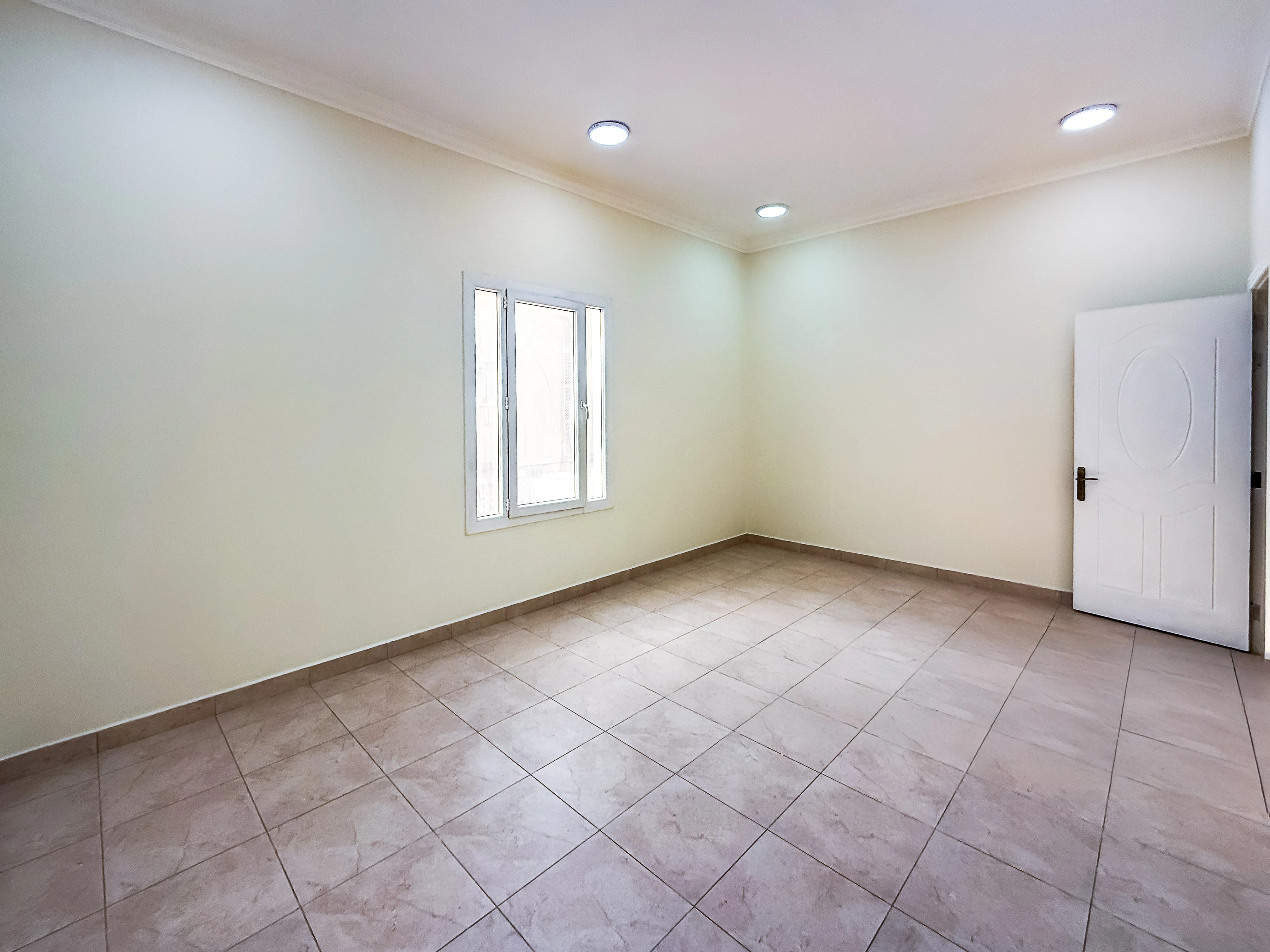 يلا تجارية فاخرة مخصصة لروضة أطفال | عين خالد