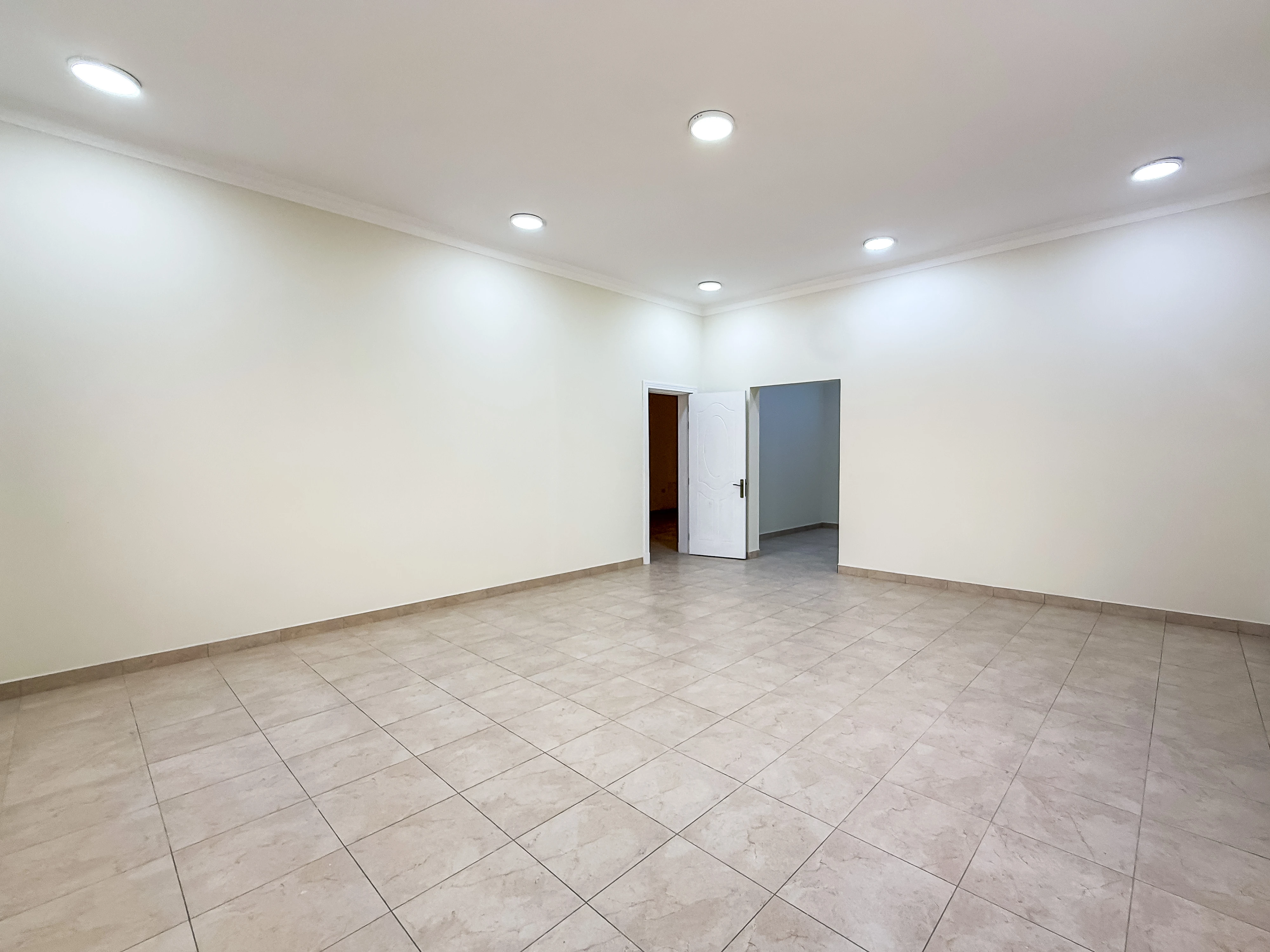 يلا تجارية فاخرة مخصصة لروضة أطفال | عين خالد