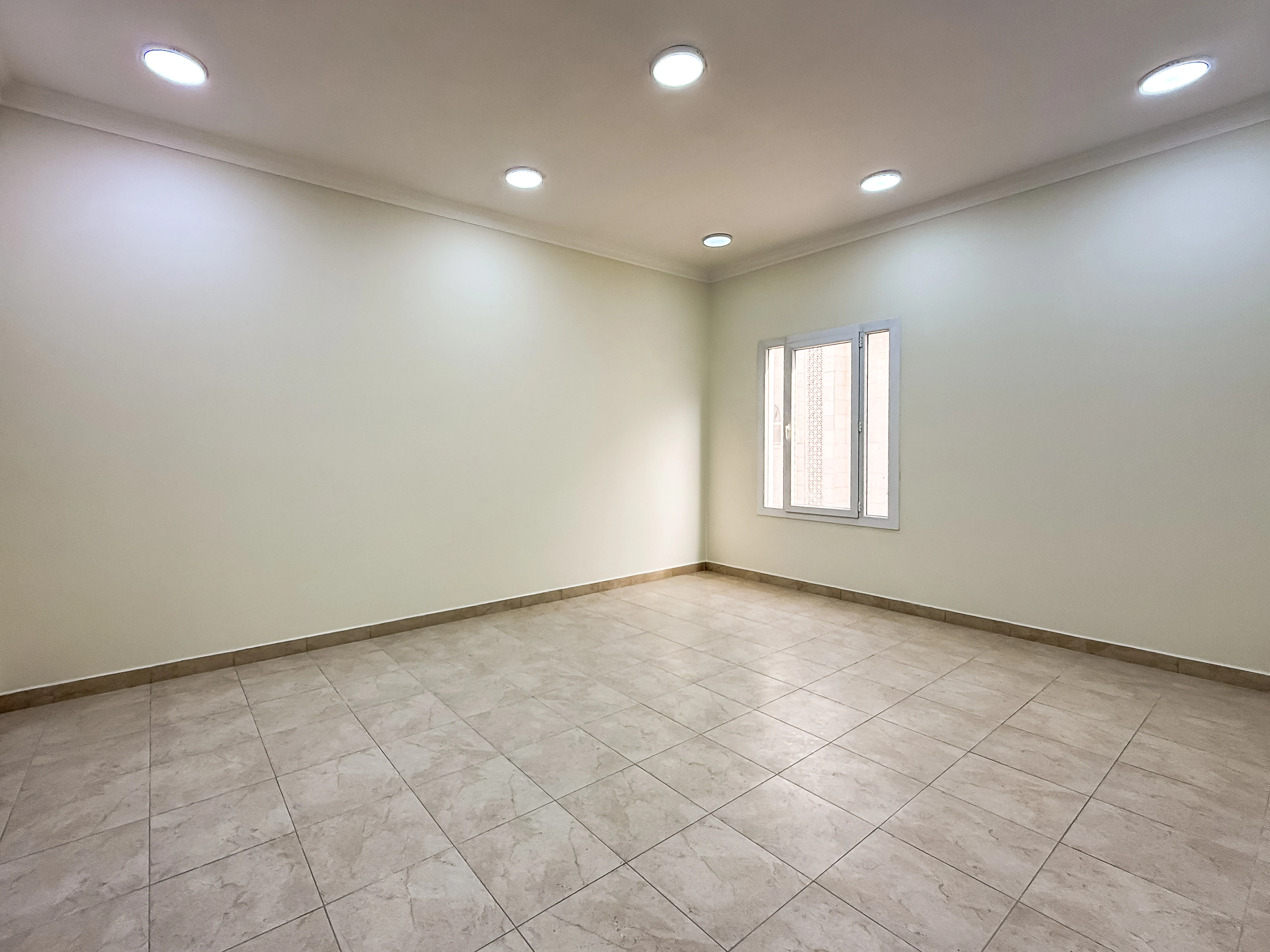 يلا تجارية فاخرة مخصصة لروضة أطفال | عين خالد