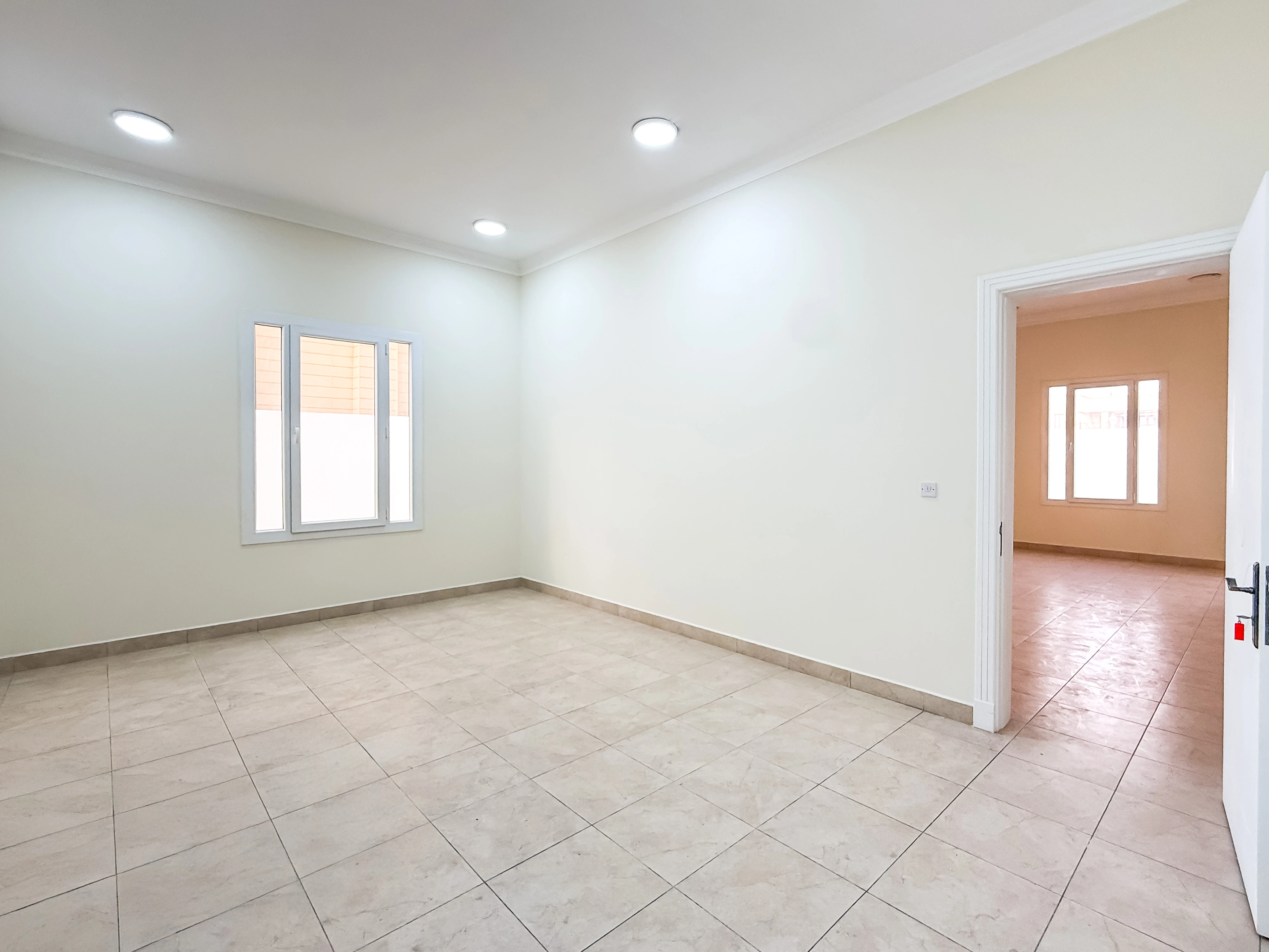 يلا تجارية فاخرة مخصصة لروضة أطفال | عين خالد