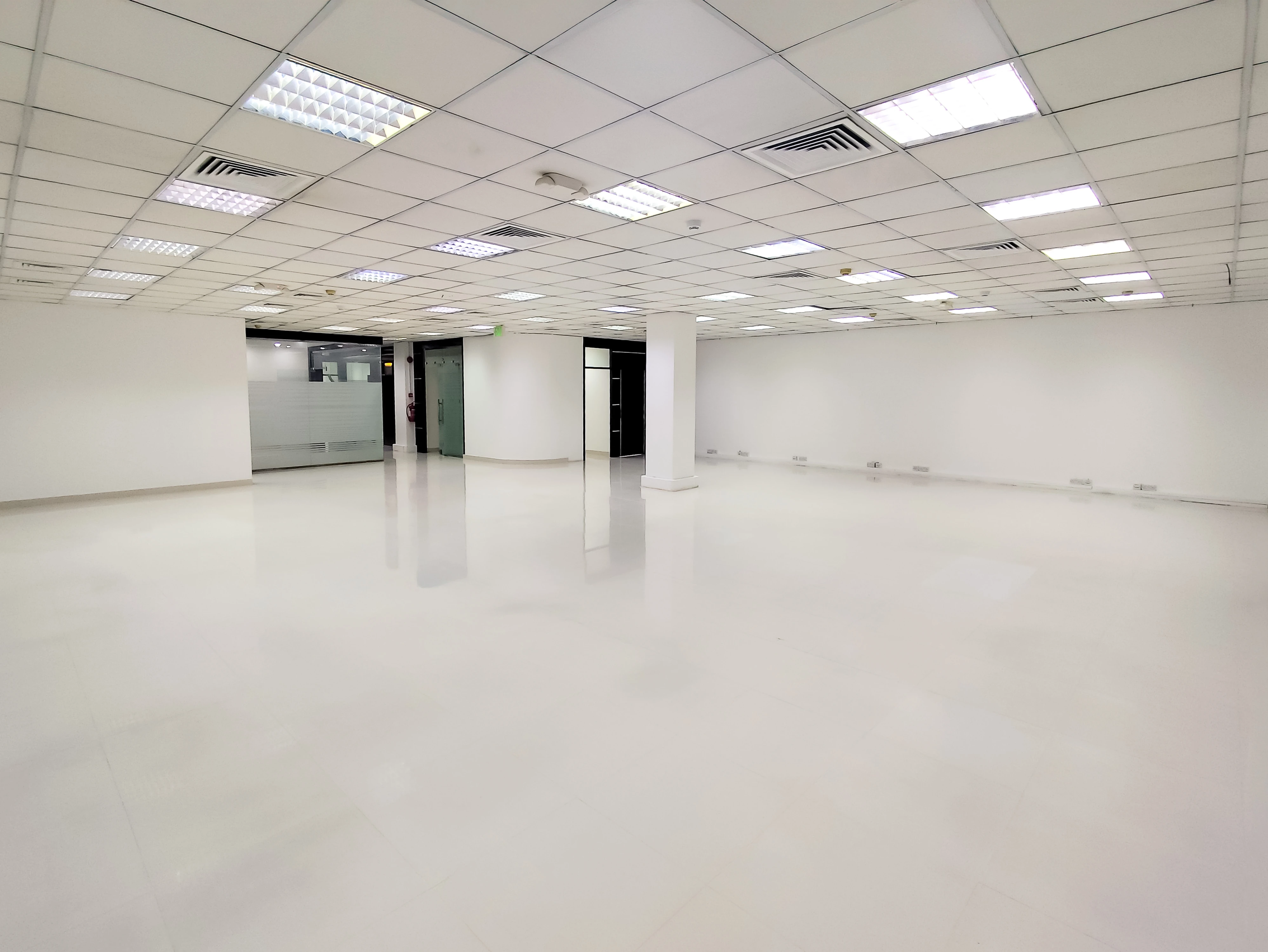 مكتب أنيق للإيجار بمساحة 373 متر مربع | الهلال - الطريق الدائري C