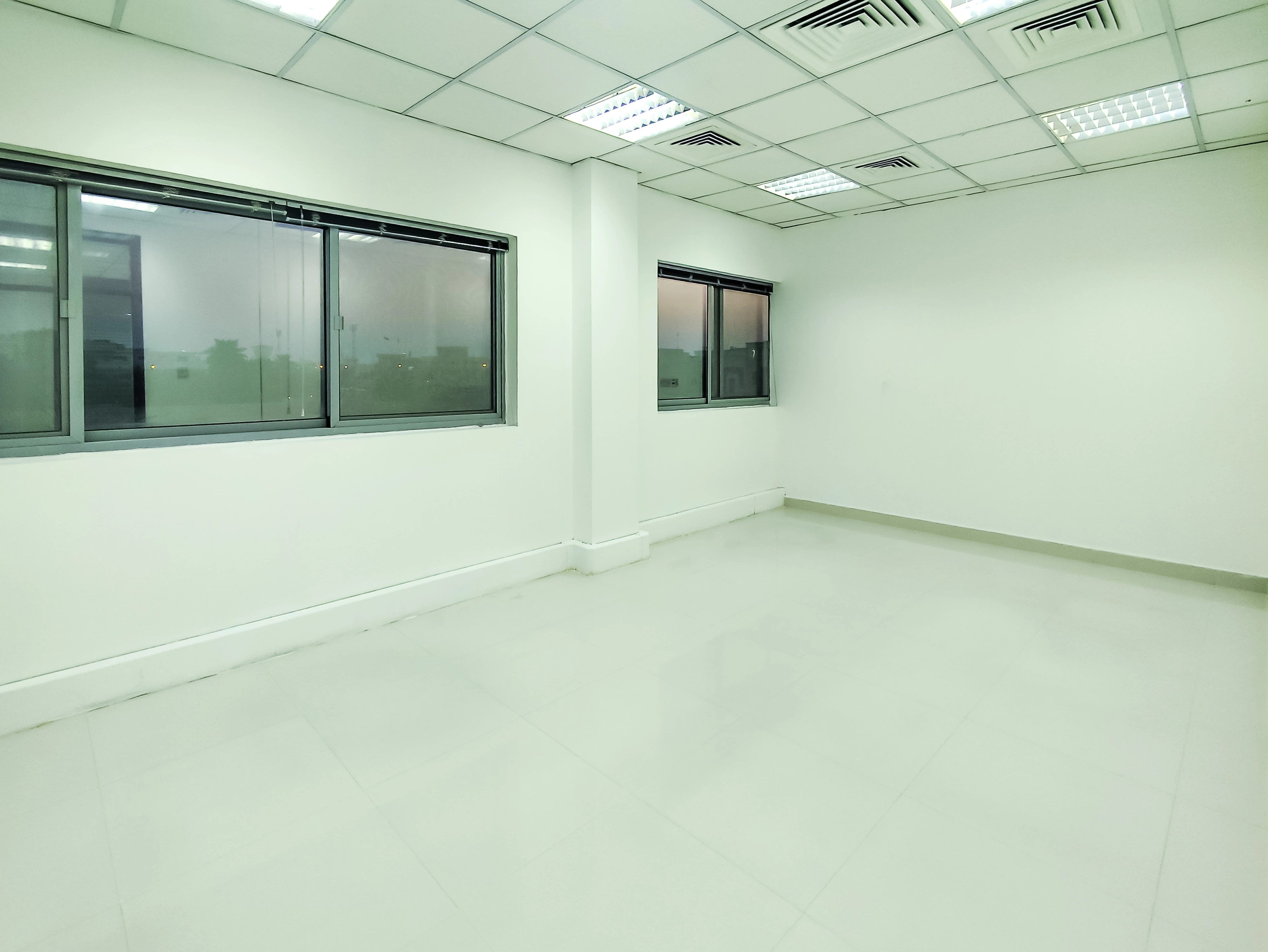 مكتب أنيق للإيجار بمساحة 373 متر مربع | الهلال - الطريق الدائري C