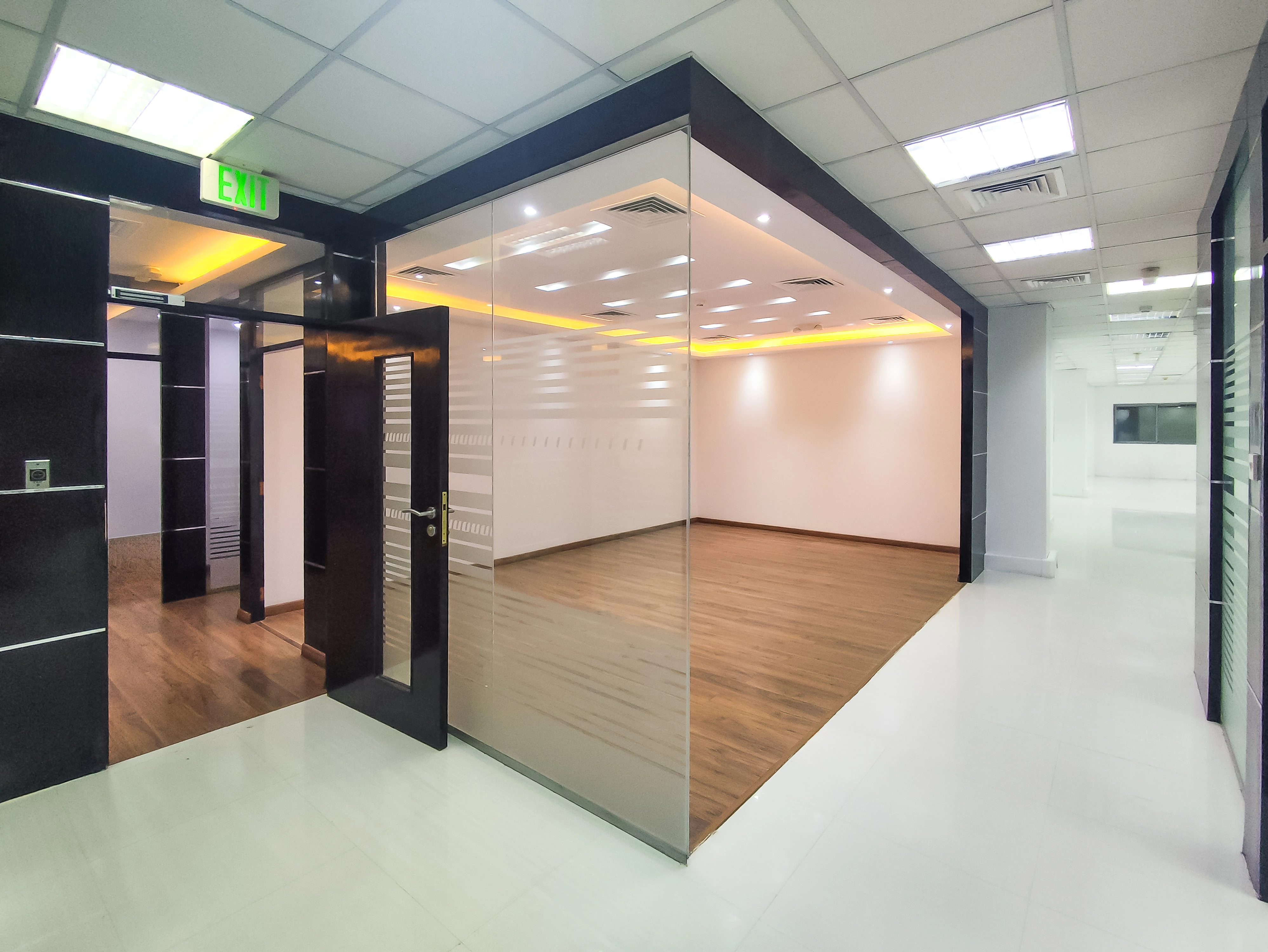 مكتب أنيق للإيجار بمساحة 373 متر مربع | الهلال - الطريق الدائري C