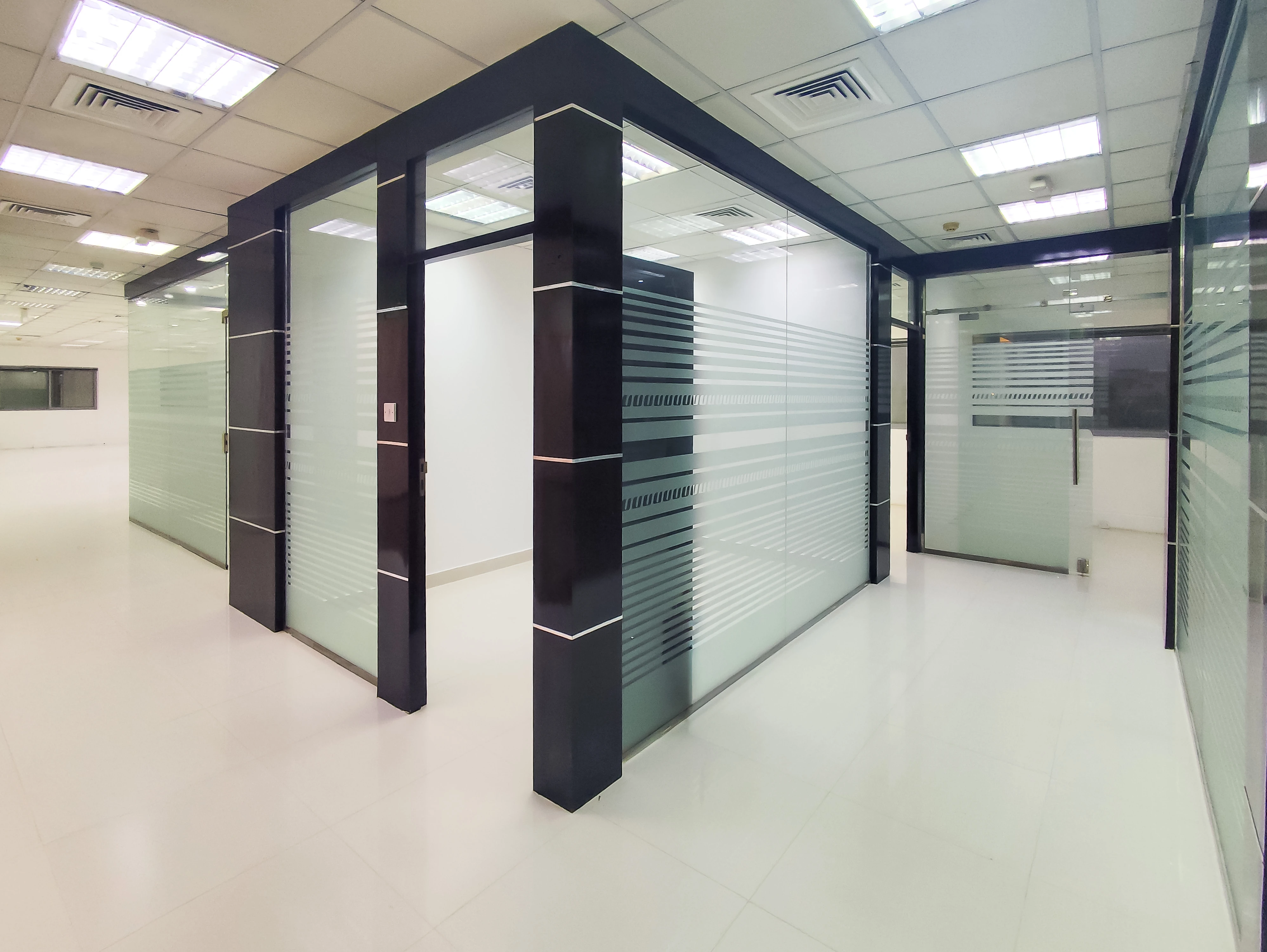 مكتب أنيق للإيجار بمساحة 373 متر مربع | الهلال - الطريق الدائري C