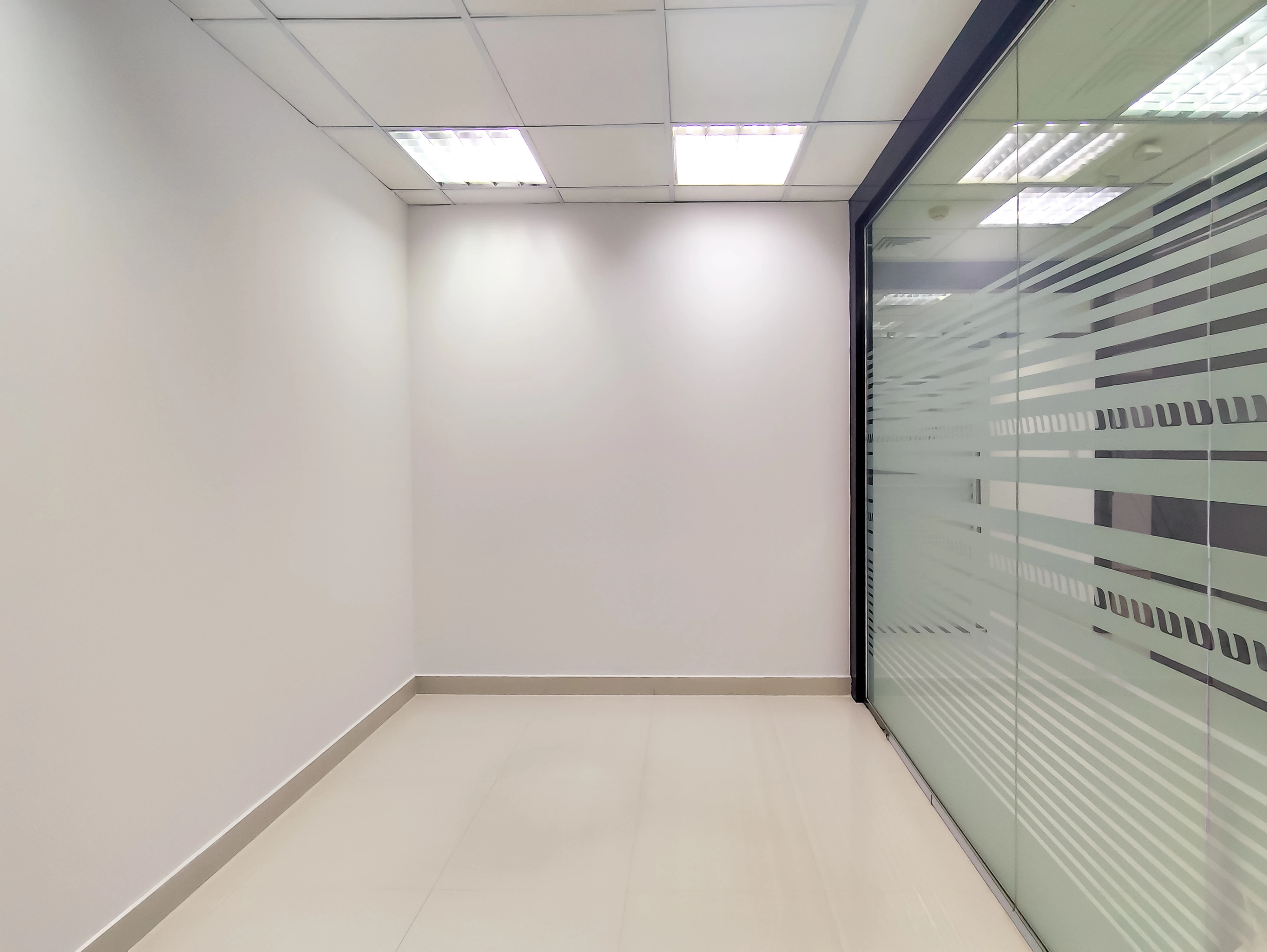 مكتب أنيق للإيجار بمساحة 373 متر مربع | الهلال - الطريق الدائري C