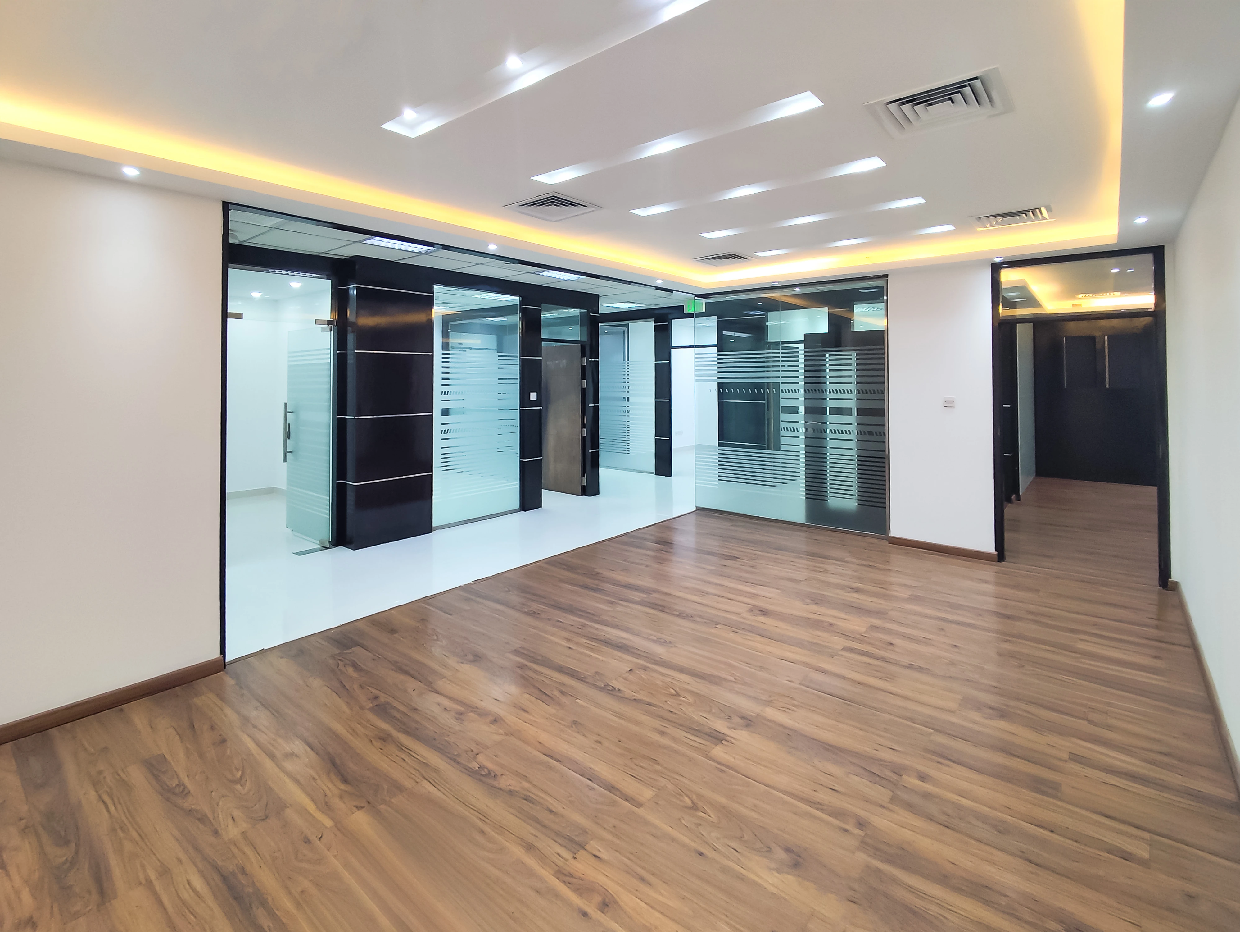 مكتب أنيق للإيجار بمساحة 373 متر مربع | الهلال - الطريق الدائري C