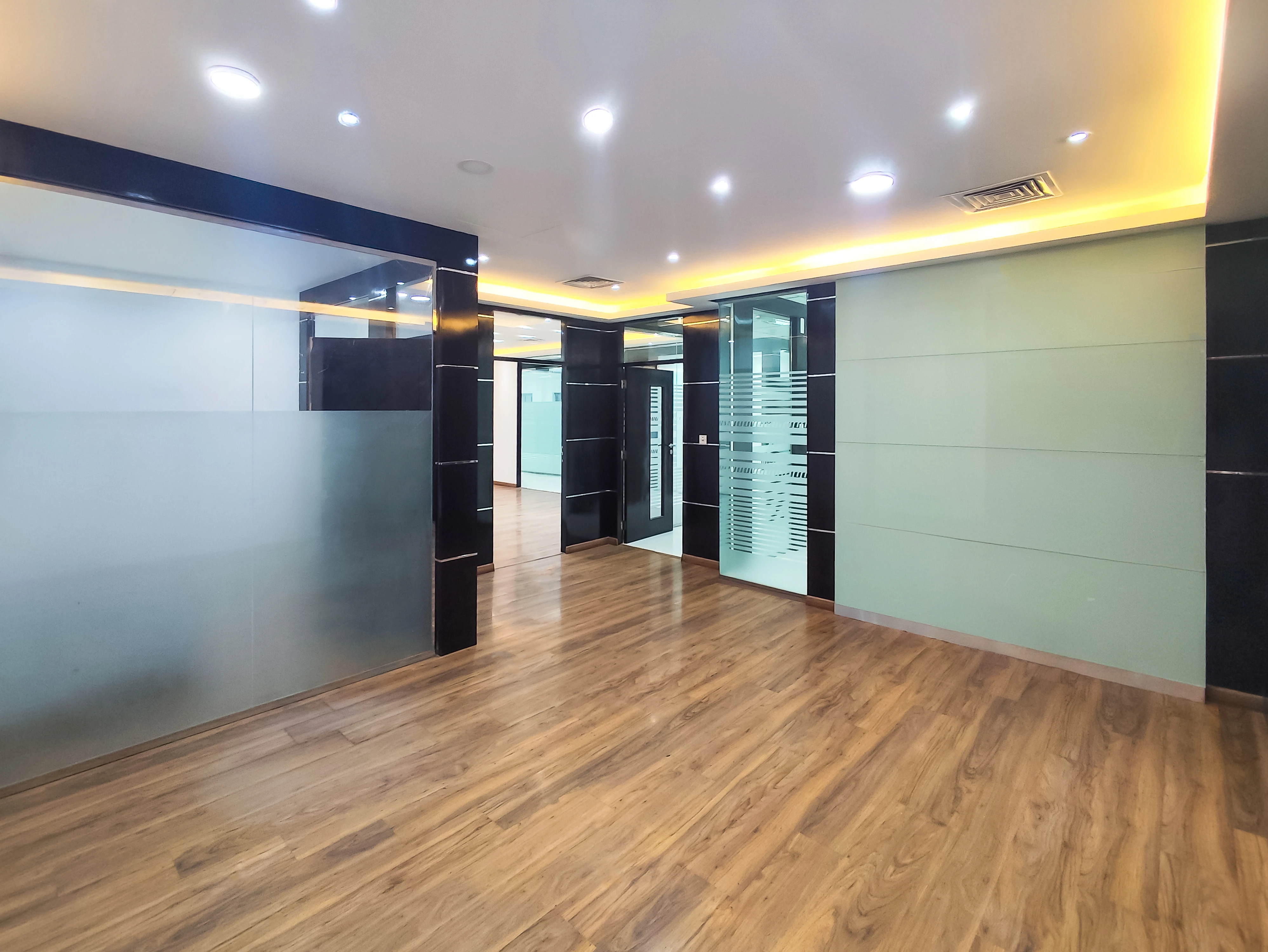 مكتب أنيق للإيجار بمساحة 373 متر مربع | الهلال - الطريق الدائري C