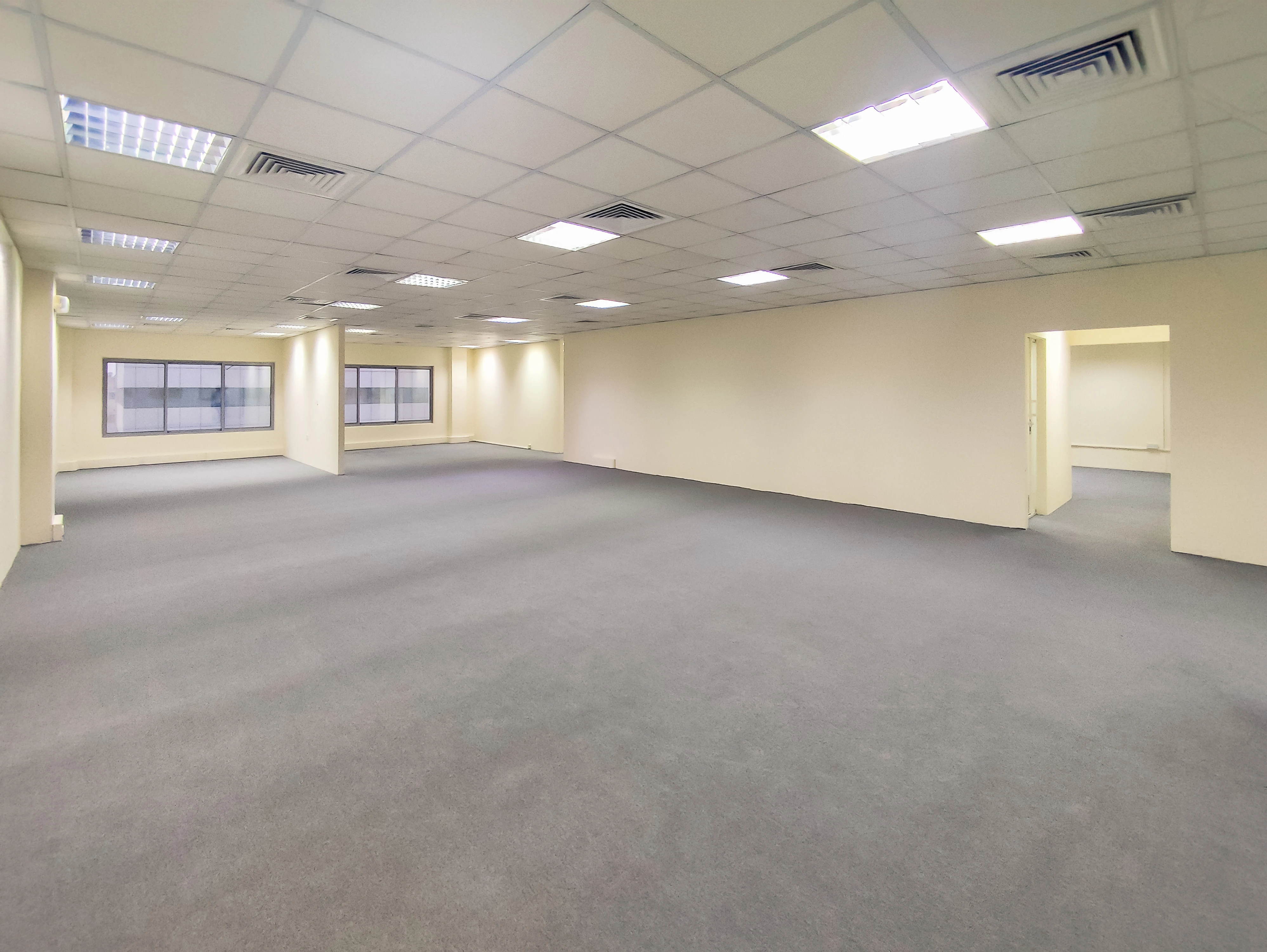 مكتب أنيق للإيجار بمساحة ٢٤٧ مترًا مربعًا | الهلال - الطريق الدائري ج