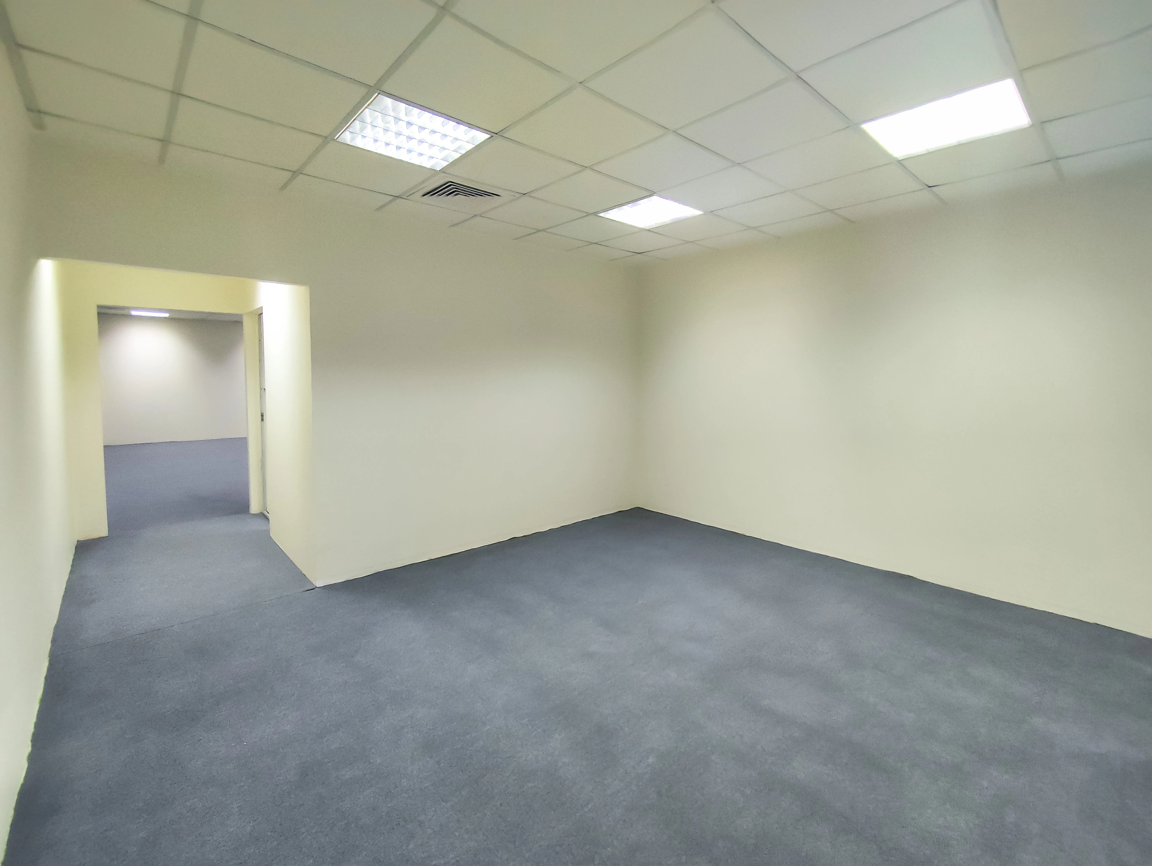 مكتب أنيق للإيجار بمساحة ٢٤٧ مترًا مربعًا | الهلال - الطريق الدائري ج