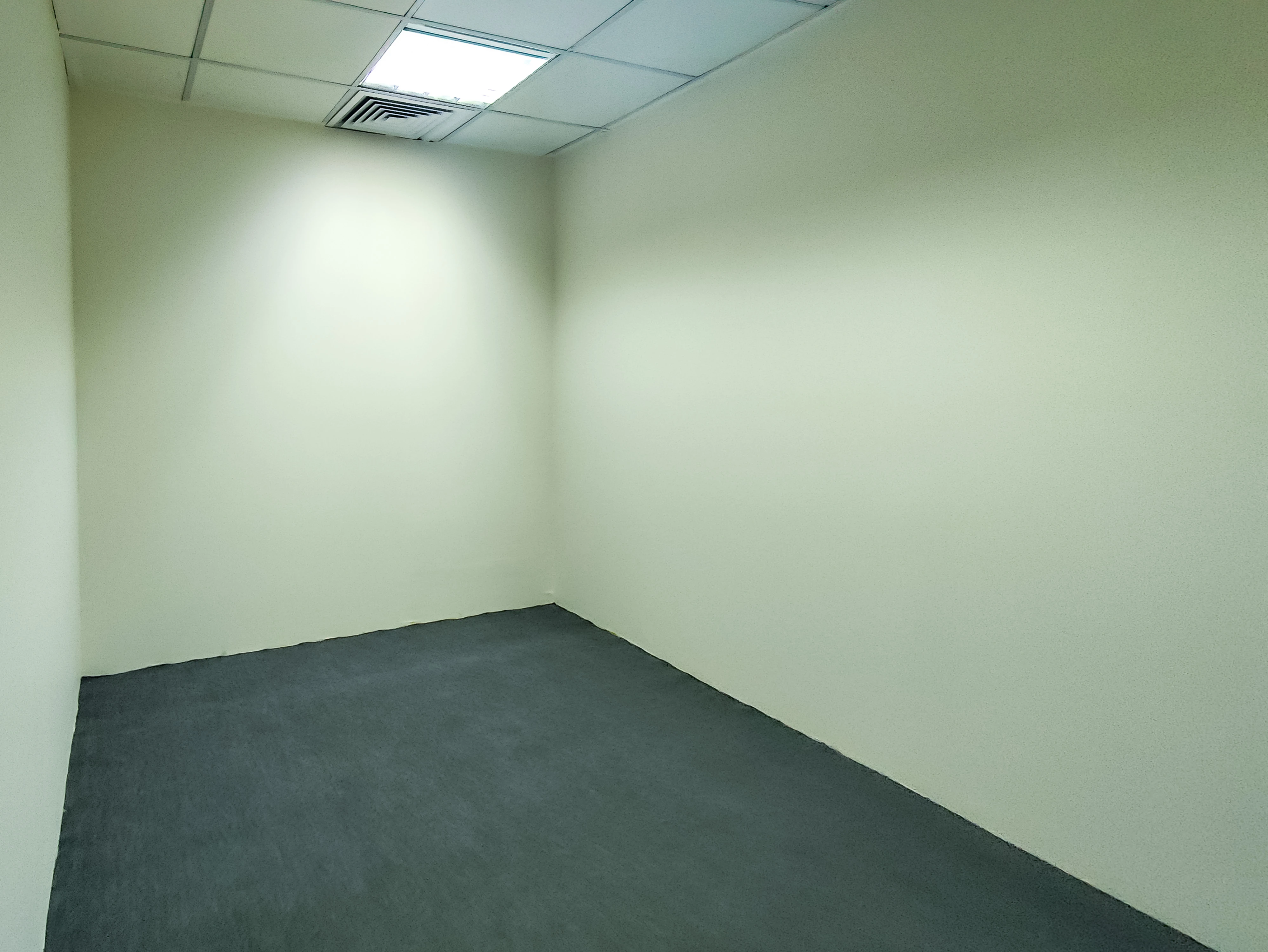 مكتب أنيق للإيجار بمساحة ٢٤٧ مترًا مربعًا | الهلال - الطريق الدائري ج