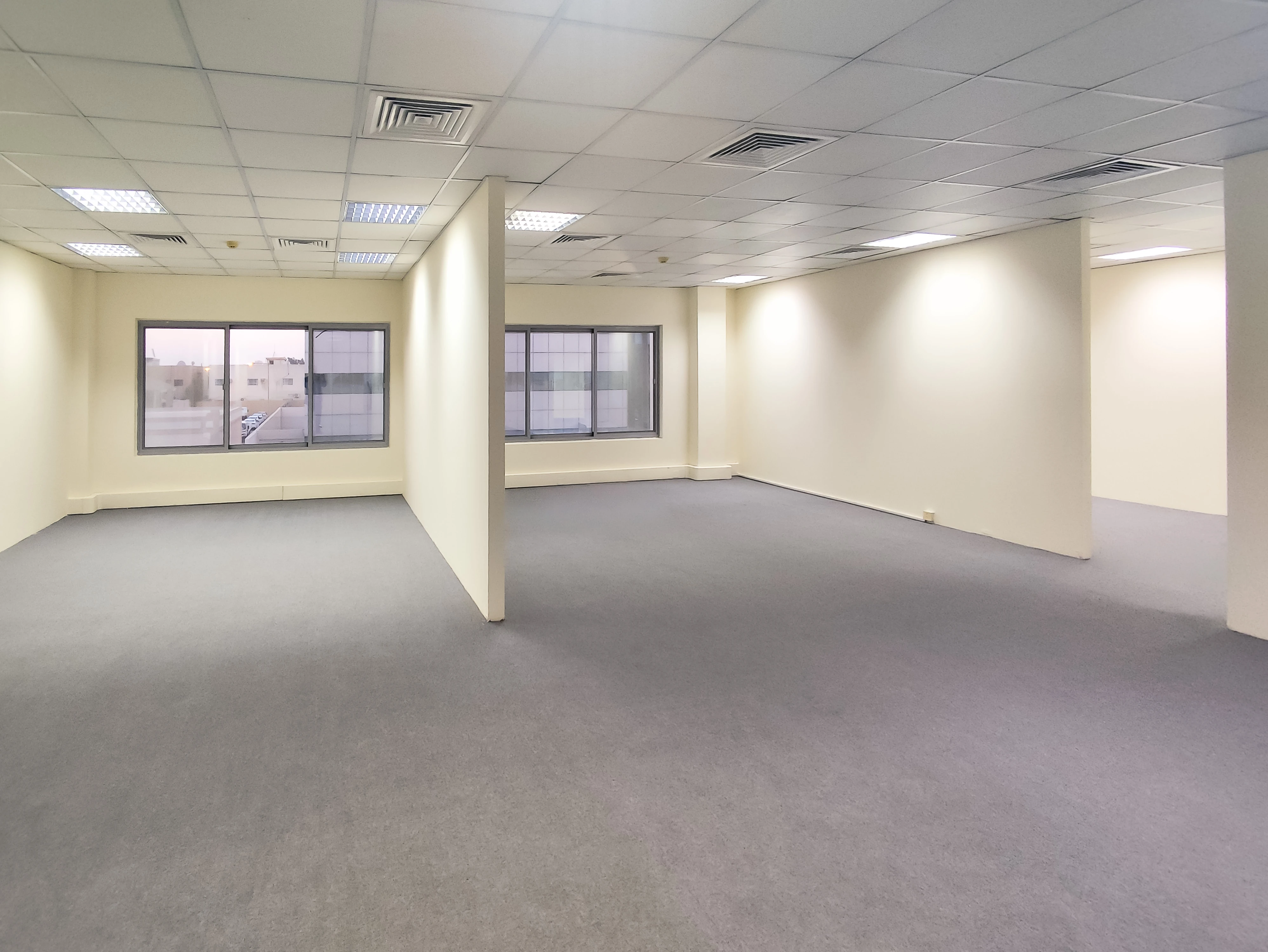 مكتب أنيق للإيجار بمساحة ٢٤٧ مترًا مربعًا | الهلال - الطريق الدائري ج