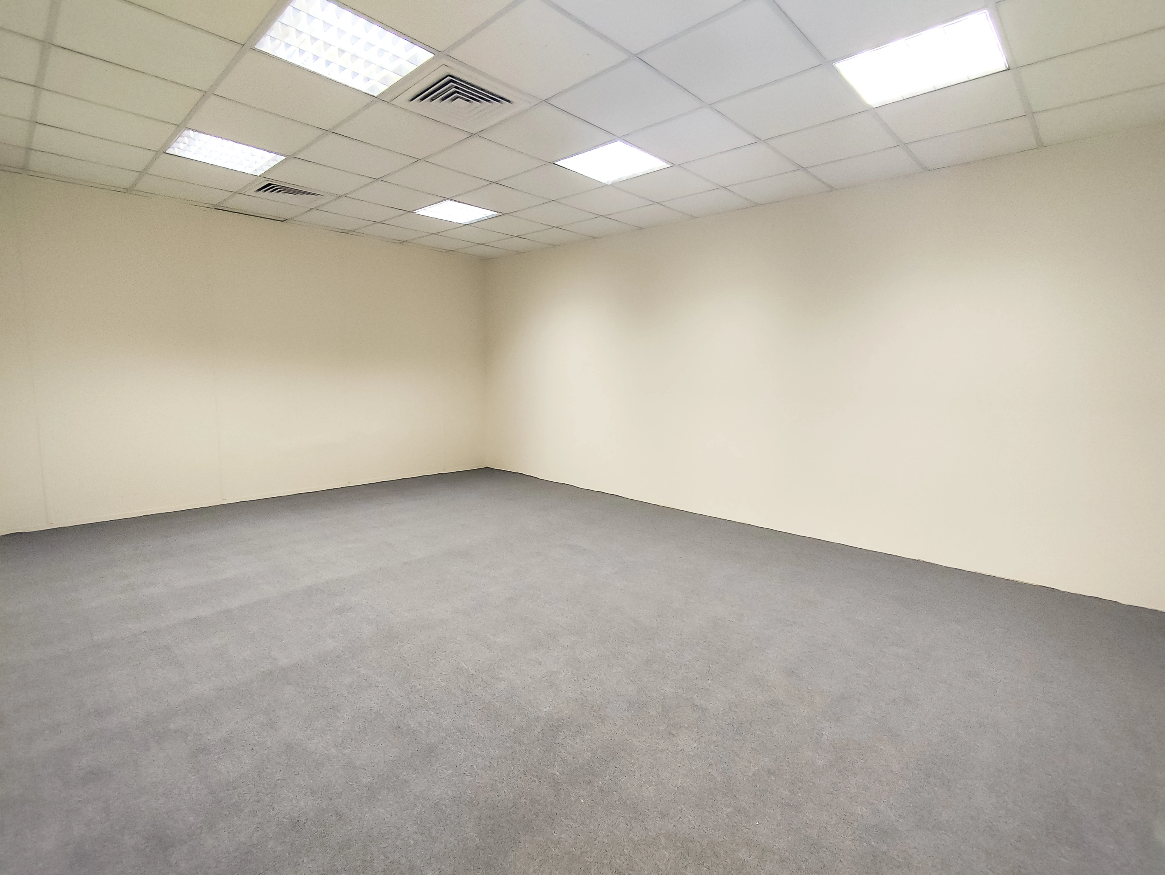 مكتب أنيق للإيجار بمساحة ٢٤٧ مترًا مربعًا | الهلال - الطريق الدائري ج