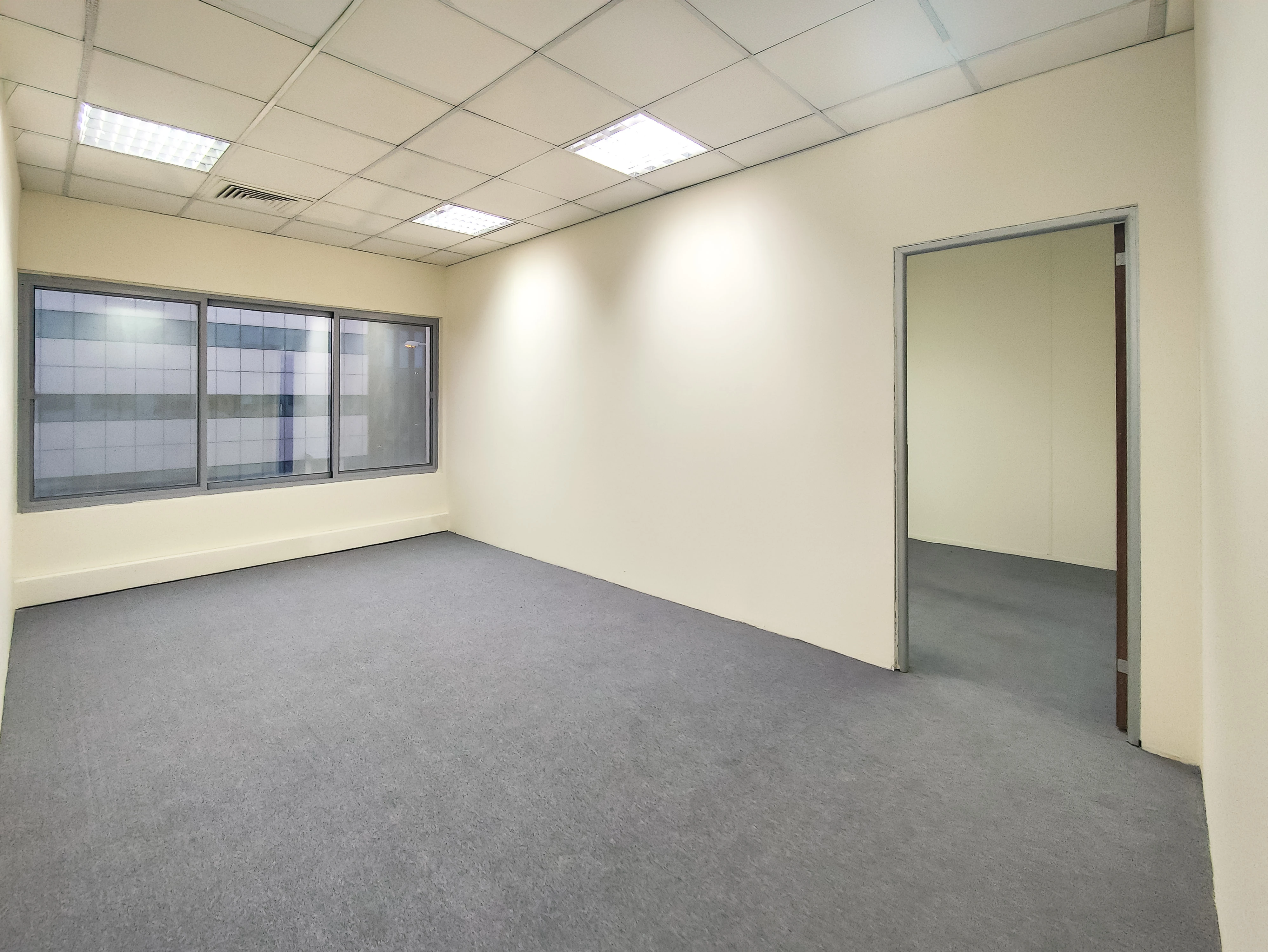 مكتب أنيق للإيجار بمساحة ٢٤٧ مترًا مربعًا | الهلال - الطريق الدائري ج