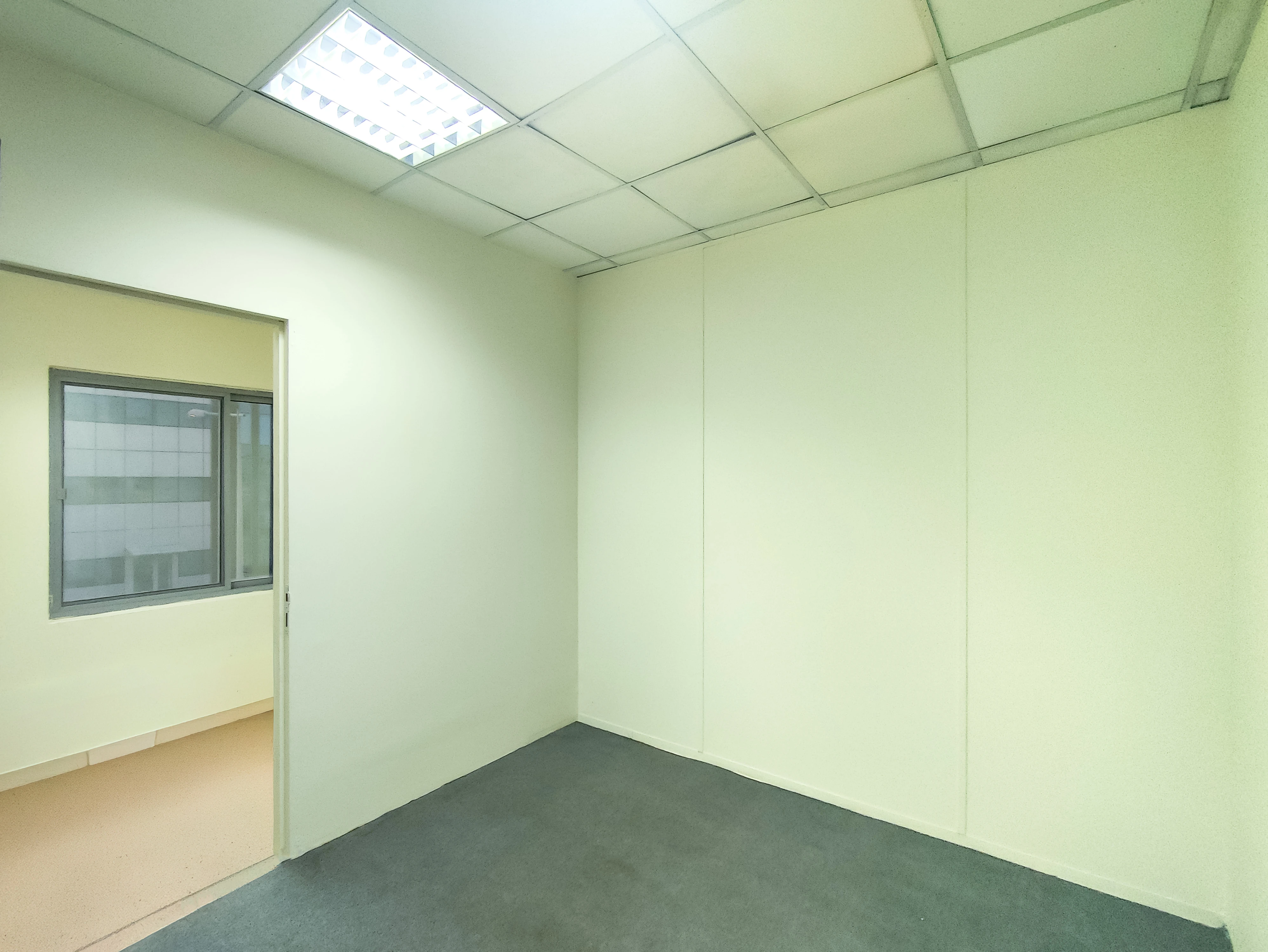 مكتب أنيق للإيجار بمساحة ٢٤٧ مترًا مربعًا | الهلال - الطريق الدائري ج