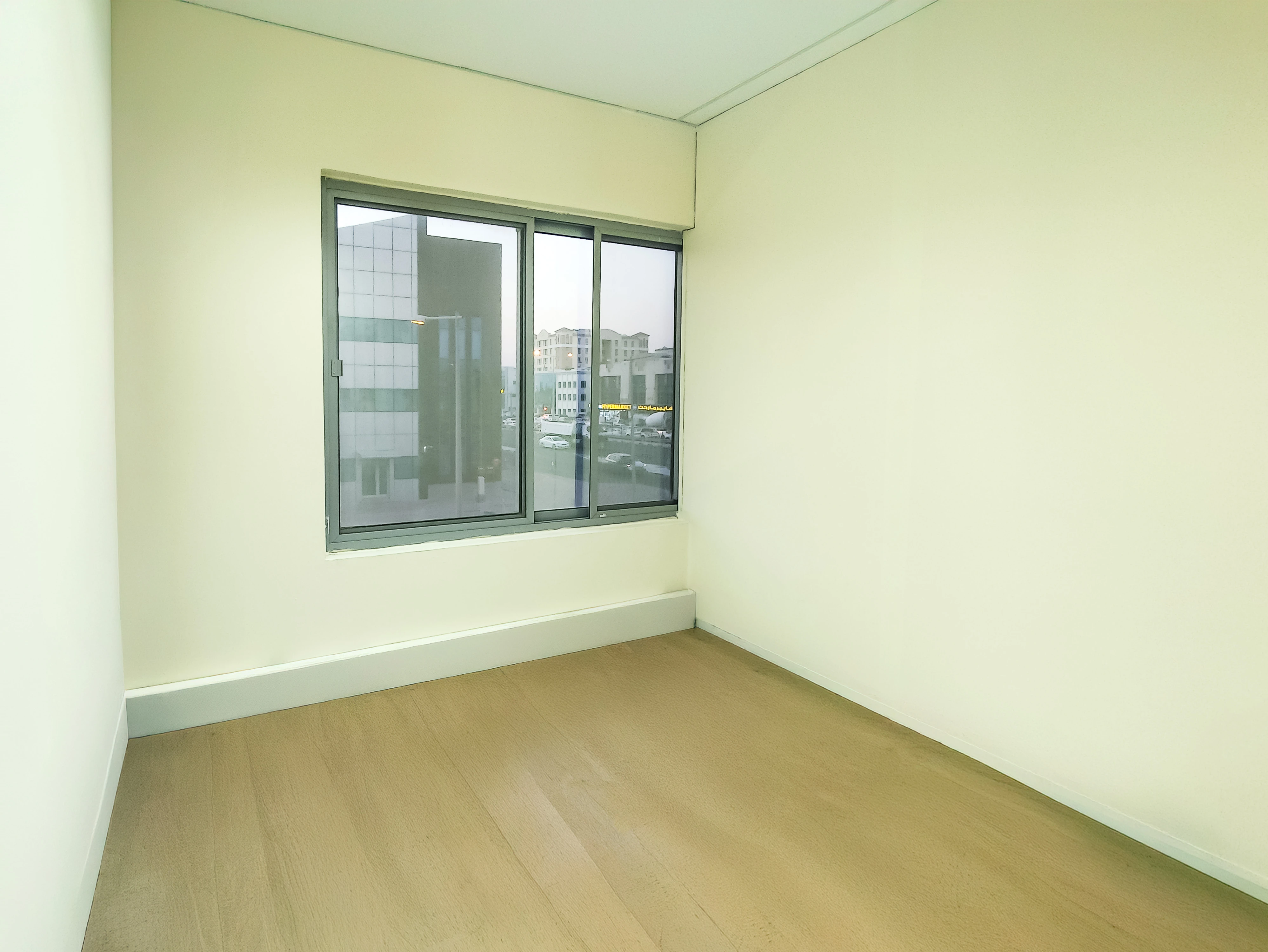 مكتب أنيق للإيجار بمساحة ٢٤٧ مترًا مربعًا | الهلال - الطريق الدائري ج