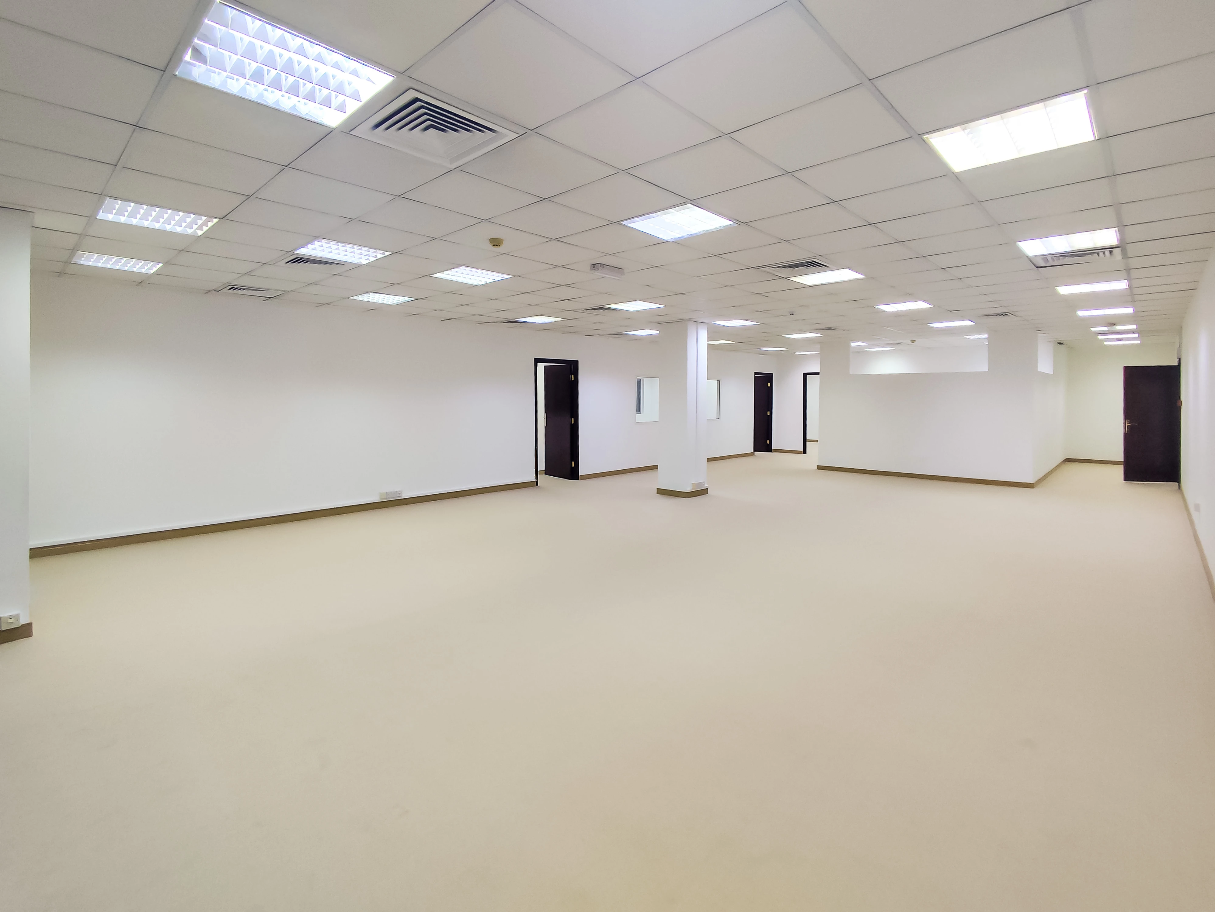 مكتب أنيق للإيجار بمساحة ٢٣٠ متر مربع | الهلال - الطريق الدائري ج