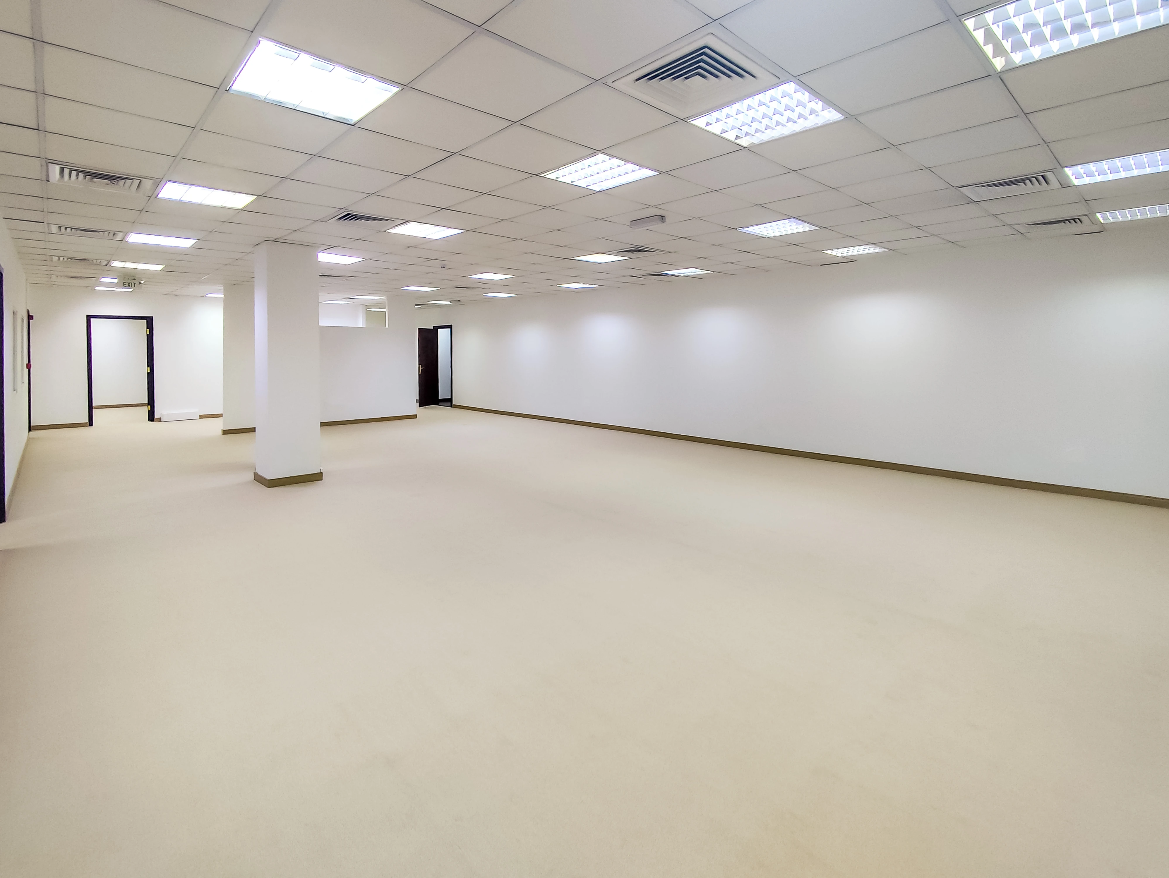 مكتب أنيق للإيجار بمساحة ٢٣٠ متر مربع | الهلال - الطريق الدائري ج