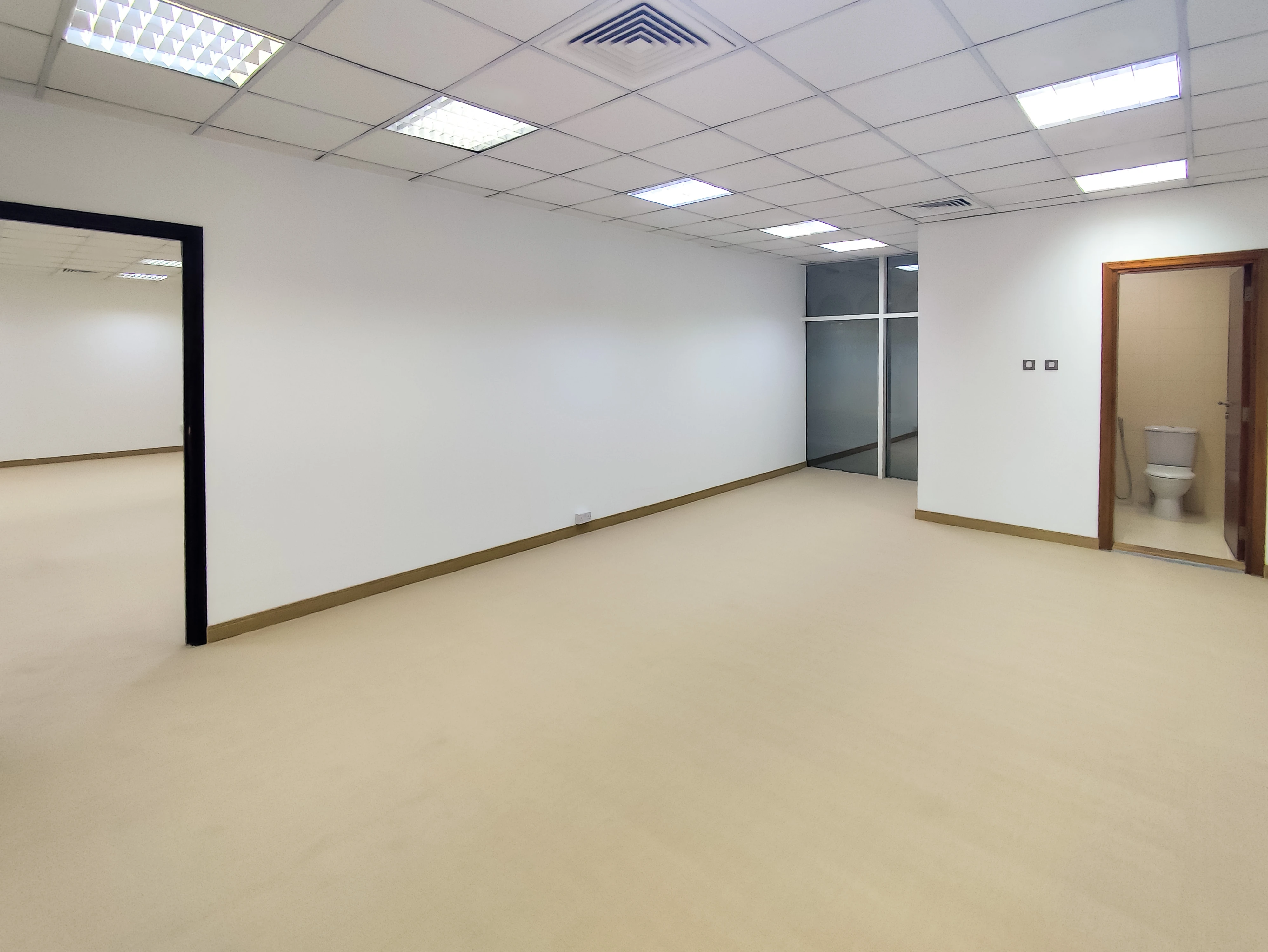 مكتب أنيق للإيجار بمساحة ٢٣٠ متر مربع | الهلال - الطريق الدائري ج