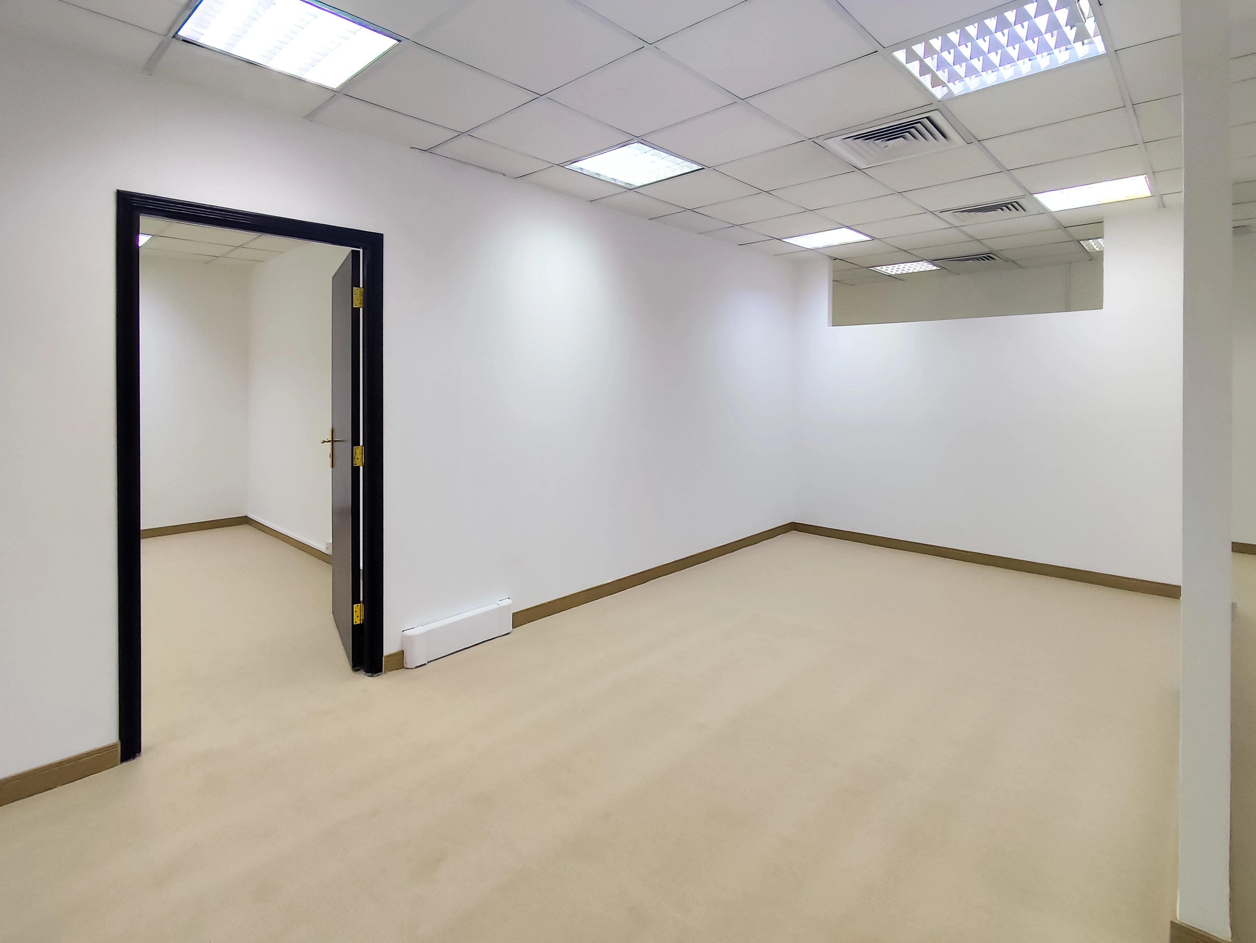 مكتب أنيق للإيجار بمساحة ٢٣٠ متر مربع | الهلال - الطريق الدائري ج