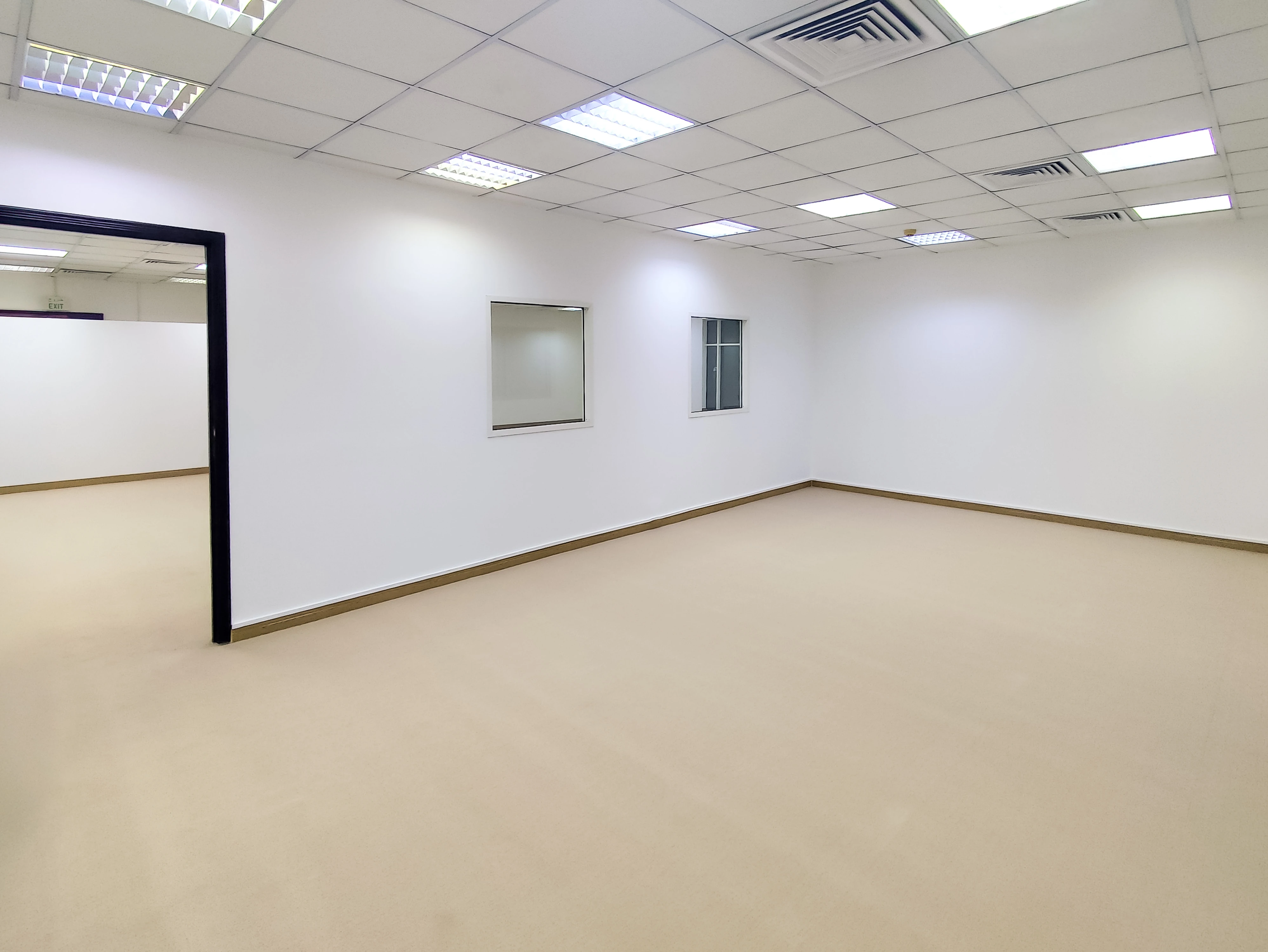 مكتب أنيق للإيجار بمساحة ٢٣٠ متر مربع | الهلال - الطريق الدائري ج