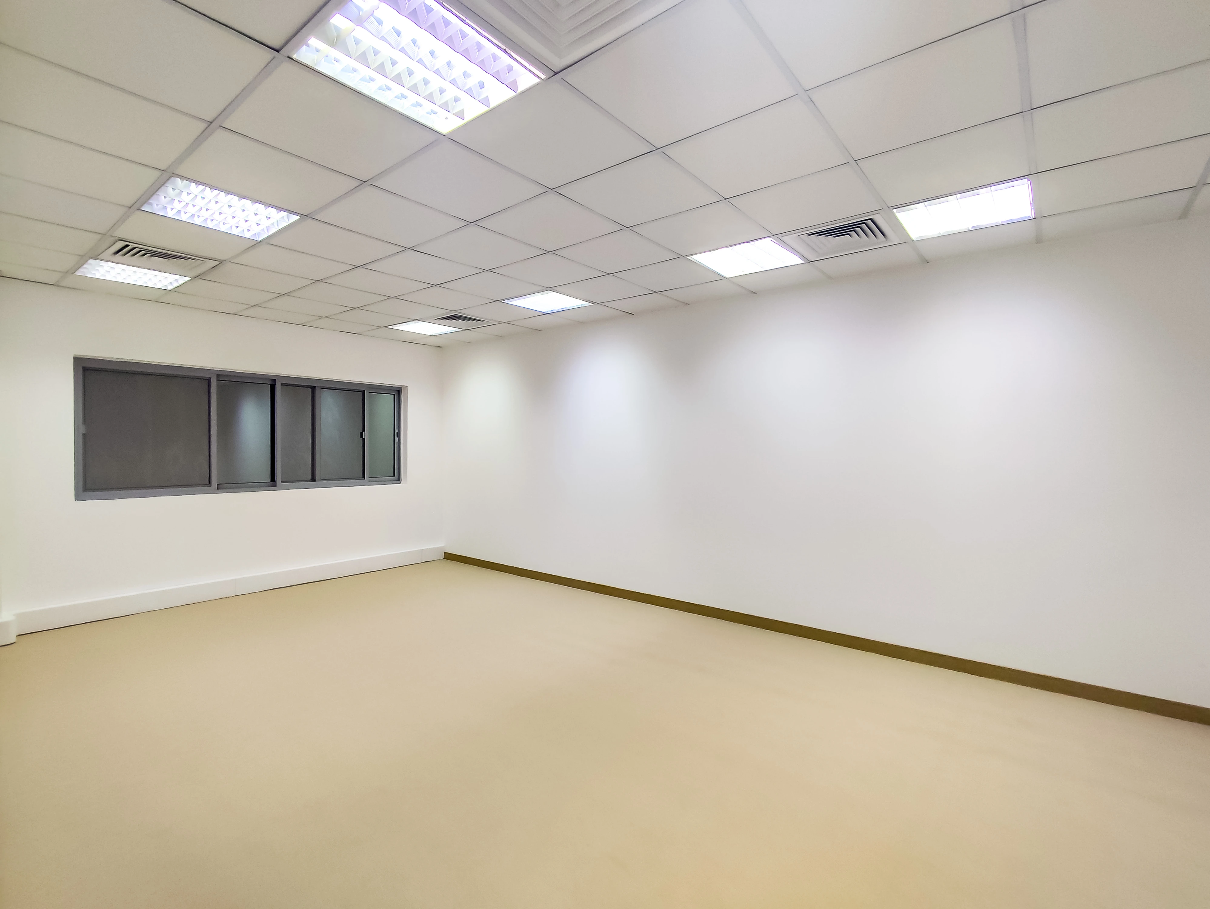 مكتب أنيق للإيجار بمساحة ٢٣٠ متر مربع | الهلال - الطريق الدائري ج