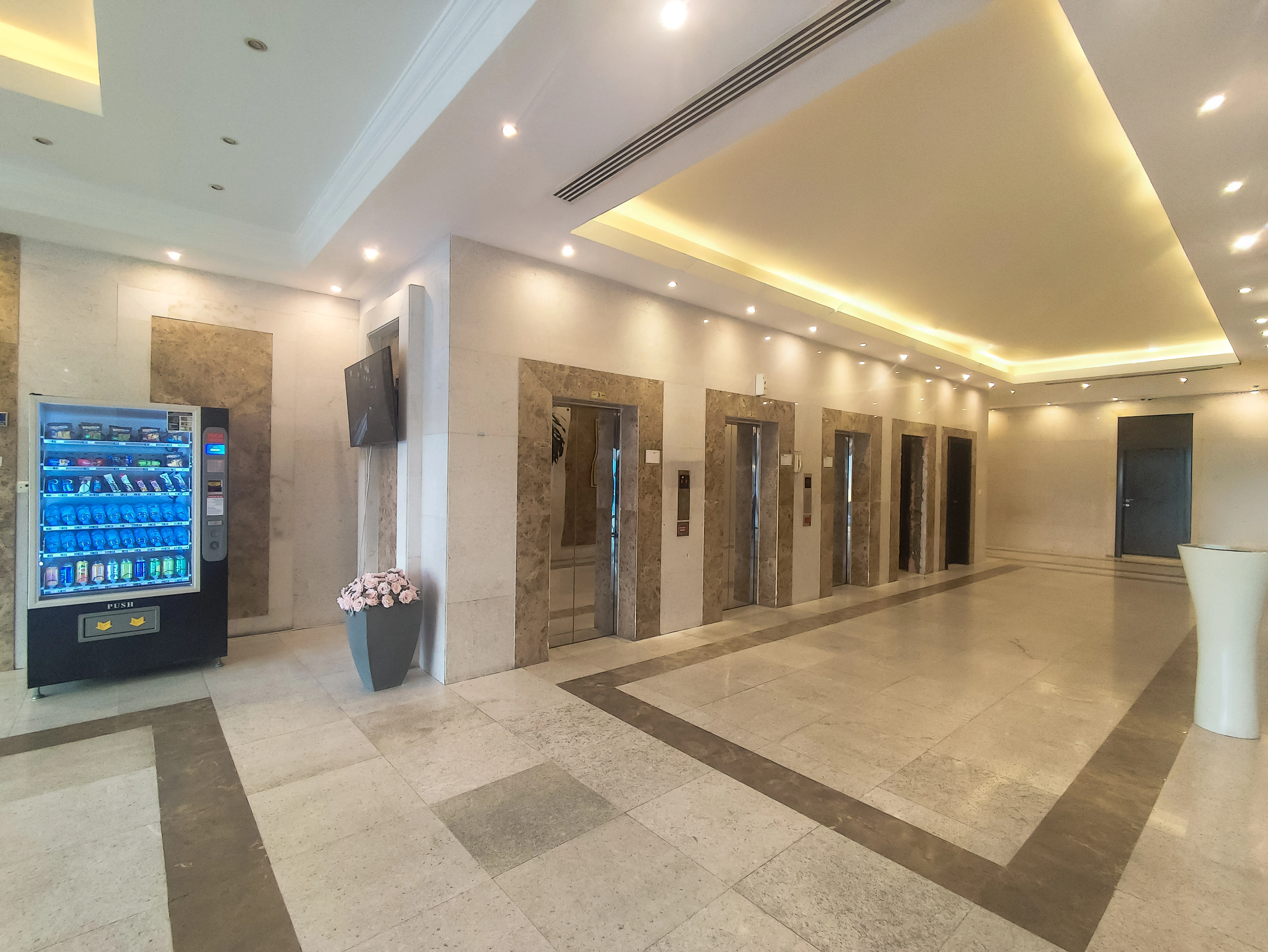 مكتب أنيق للإيجار بمساحة 385 متر مربع | المنصورة - الطريق الدائري ج