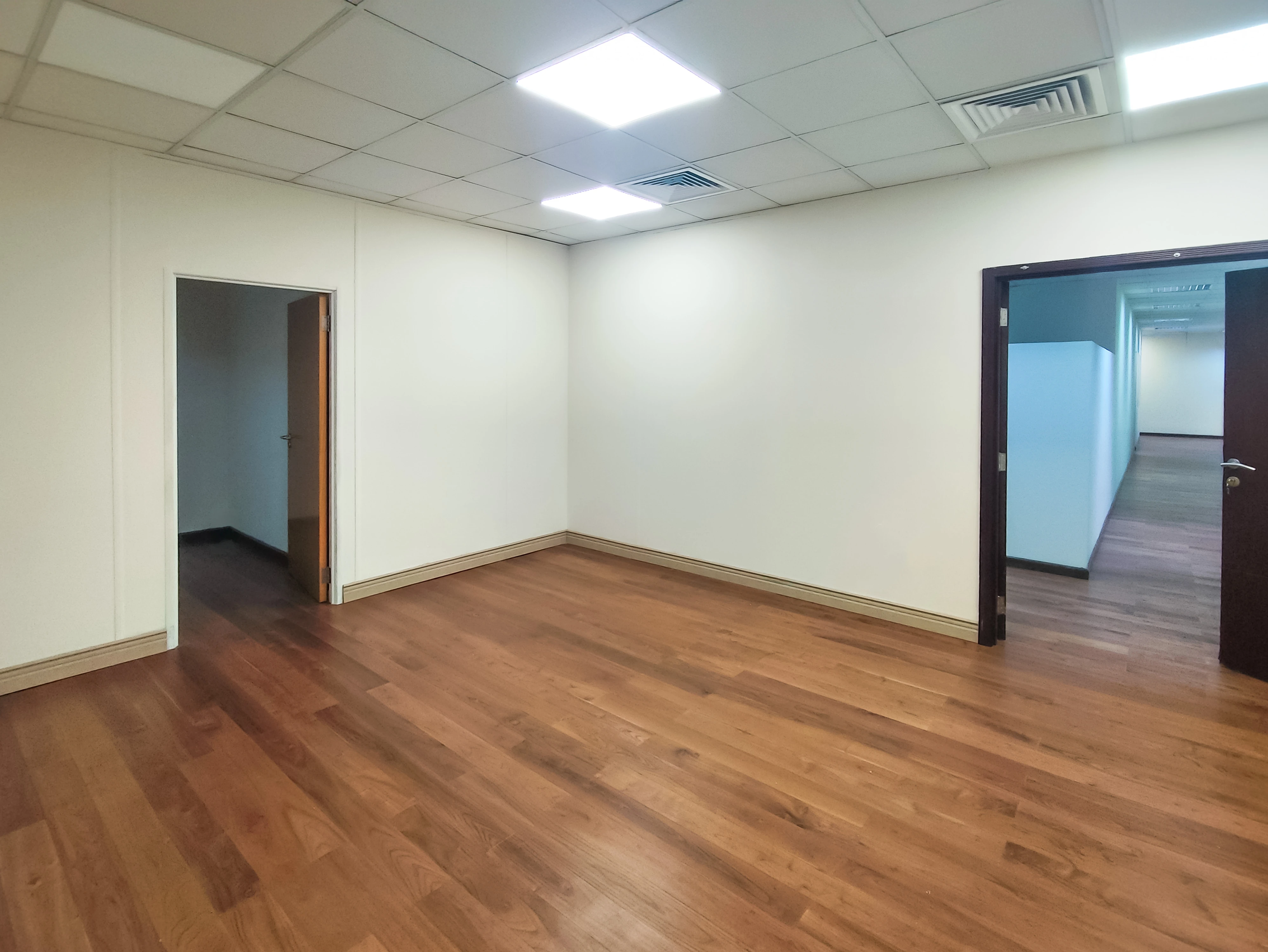 موقع مكتبي مميز بمساحة 540 متر مربع | طريق الهلال الدائري C