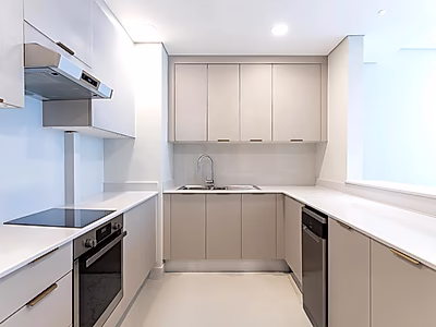 شقة جديدة كلياً بغرفتي نوم في منطقة مارينا | طابق مرتفع بإطلالة بحرية خلابة - مفروشة بالكامل | انتقل الآن مع خطة دفع ميسرة