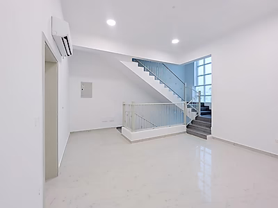 فيلا واسعة ضمن مجمّع سكني للإيجار | عين خالد (مجددة حديثًا)