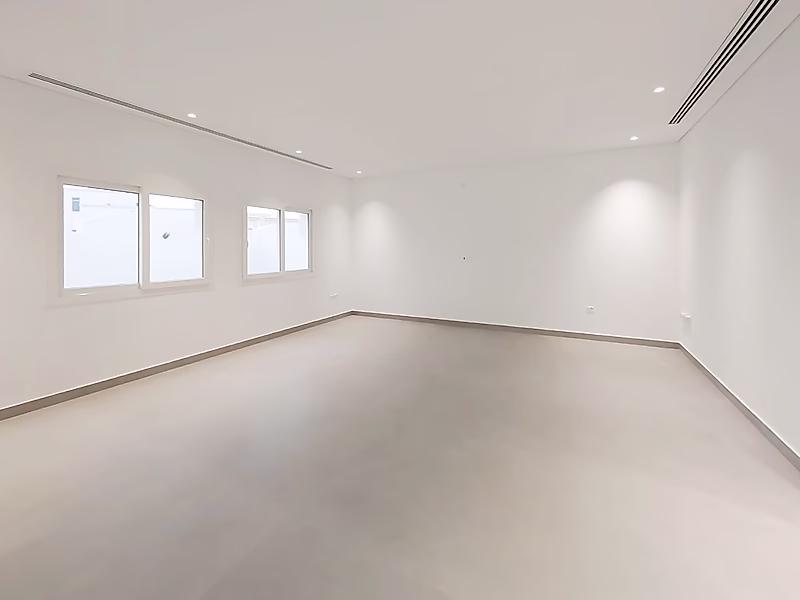 فيلا واسعة ضمن مجمّع سكني للإيجار | عين خالد (مجددة حديثًا) - Photo 2