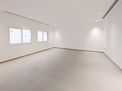 فيلا واسعة ضمن مجمّع سكني للإيجار | عين خالد (مجددة حديثًا)