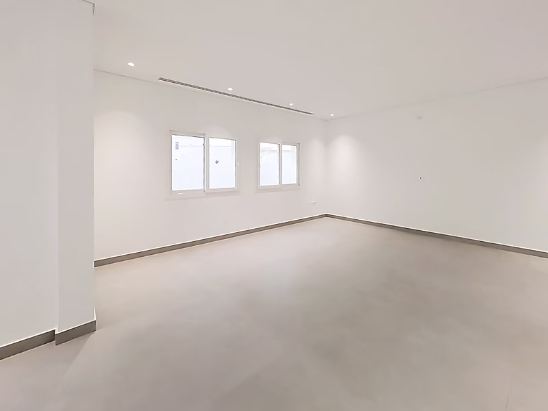 فيلا واسعة ضمن مجمّع سكني للإيجار | عين خالد (مجددة حديثًا) - Photo 3